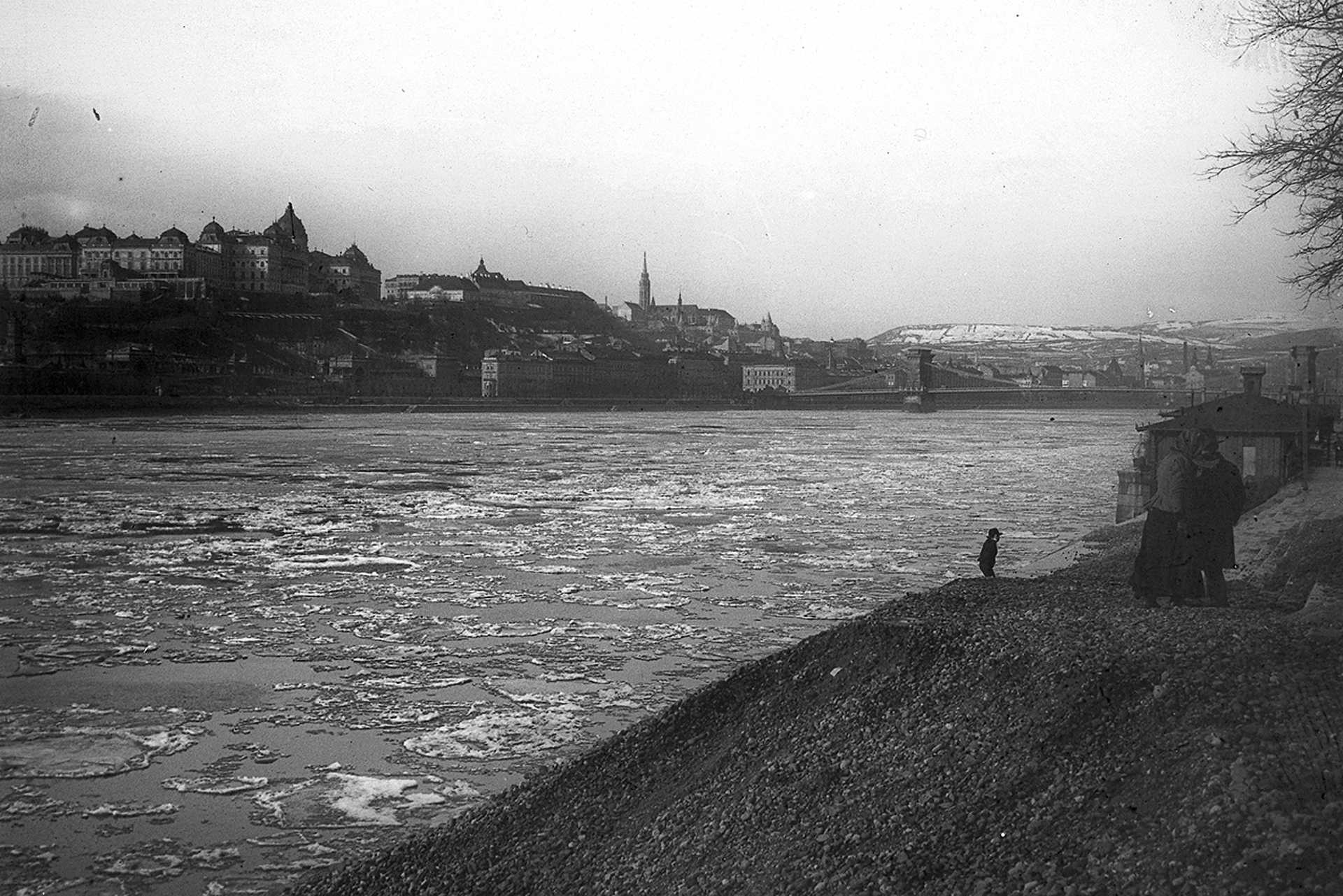 Látkép a Királyi Palotával, a Lánchíddal, a zajló Dunával a Belgrád (Ferenc József) rakpartról, 1903.