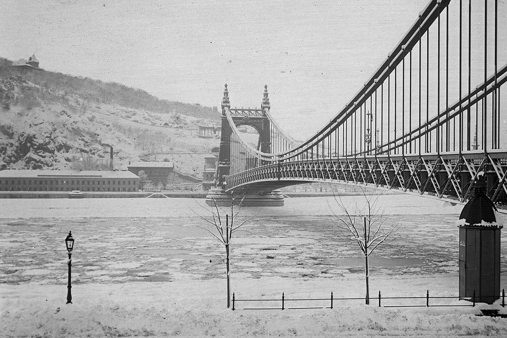 Erzsébet híd, szemben a Rudas gyógyfürdő, 1907.