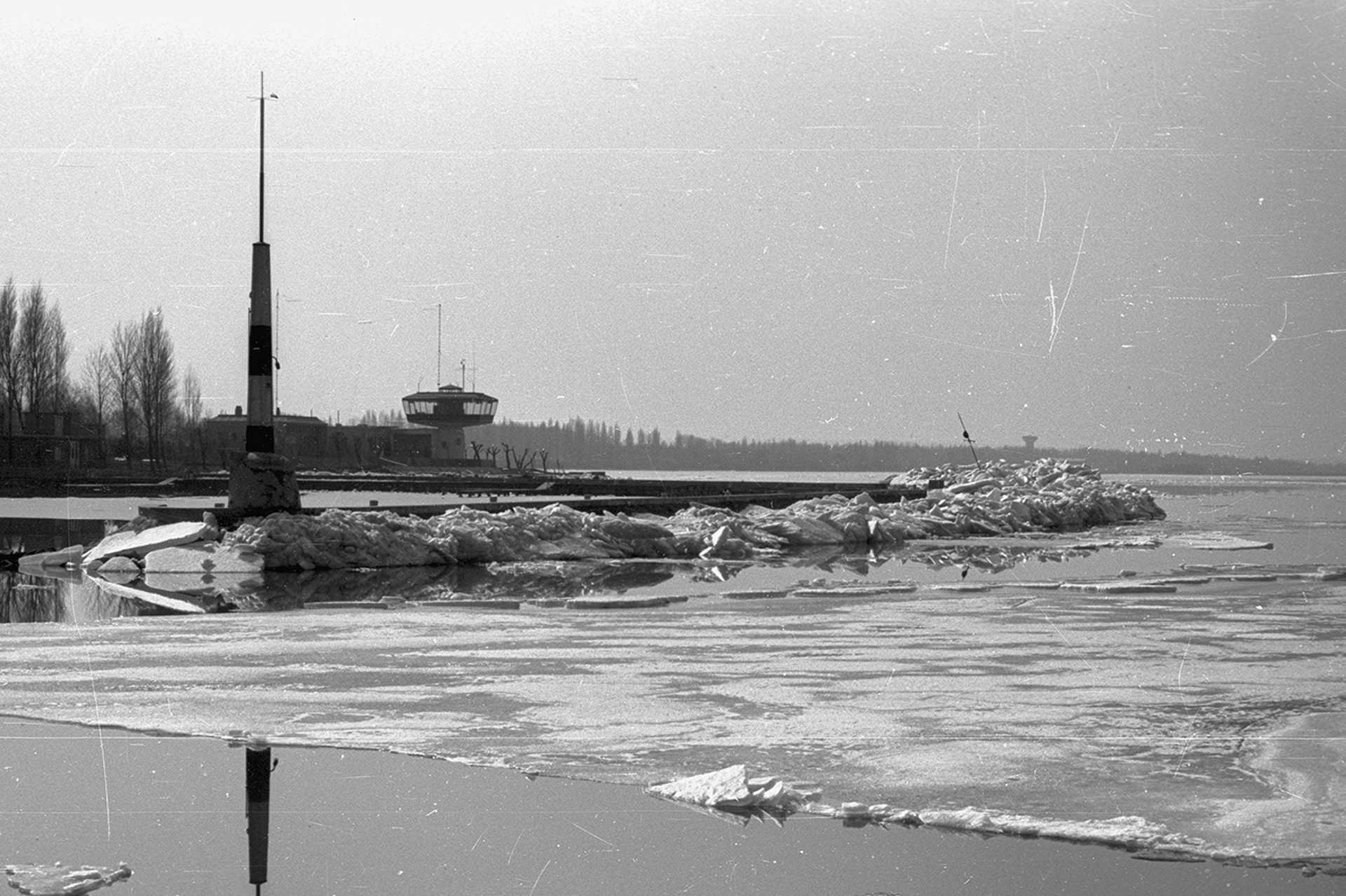 Siófoki kikötő, szemben a meteorológia állomás, 1966.