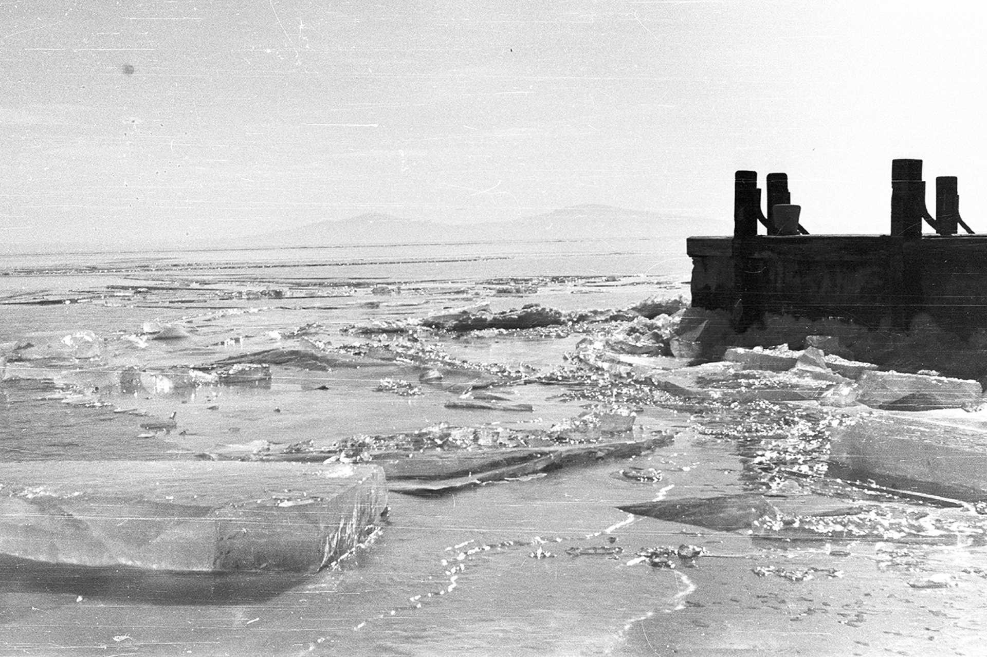 A badacsonyi hajóállomás, jégzajlás. A távolban Fonyód, 1959.
