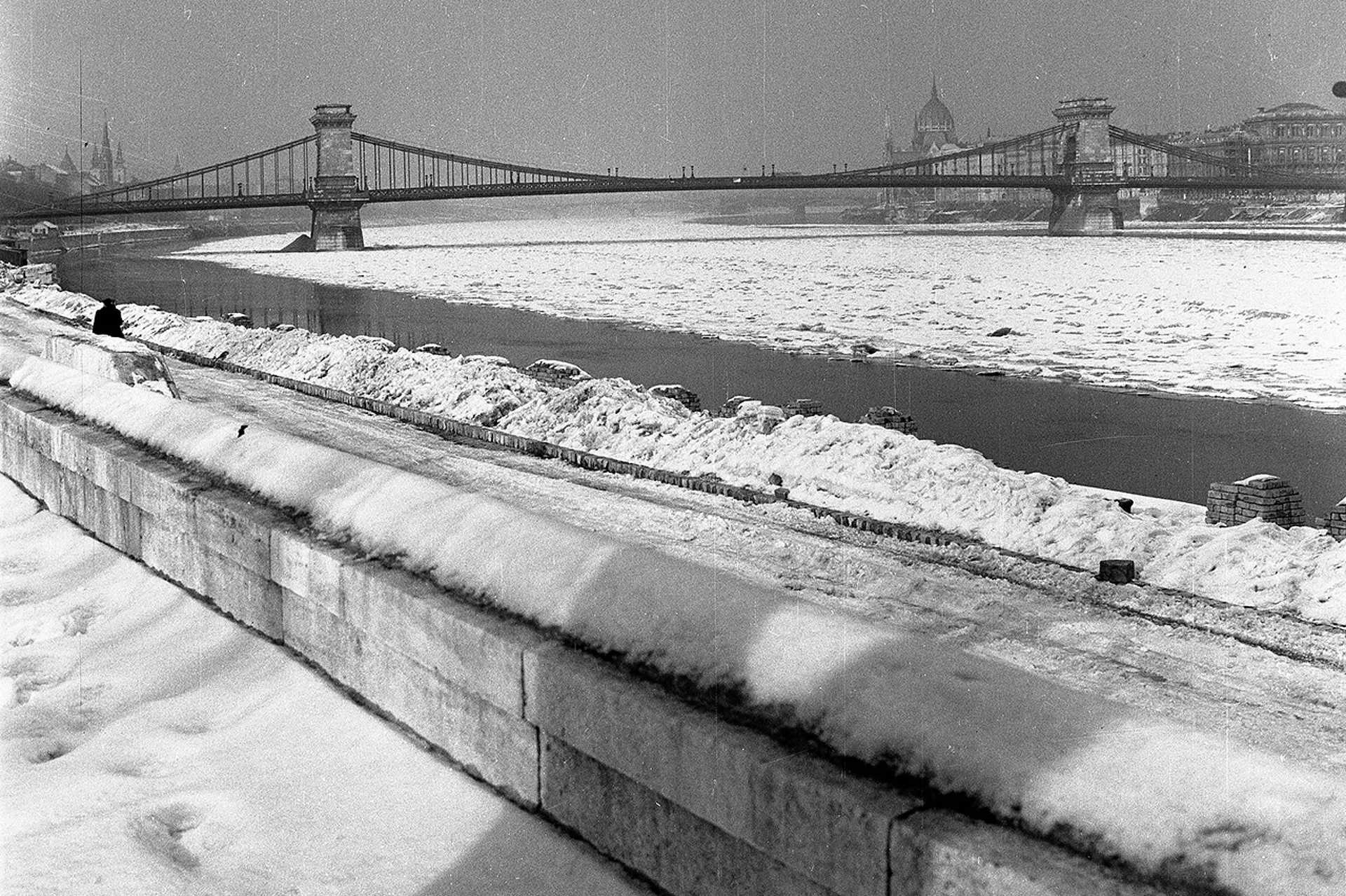 A Lánchíd a Várkert (Groza Péter) rakpartról nézve, 1963.