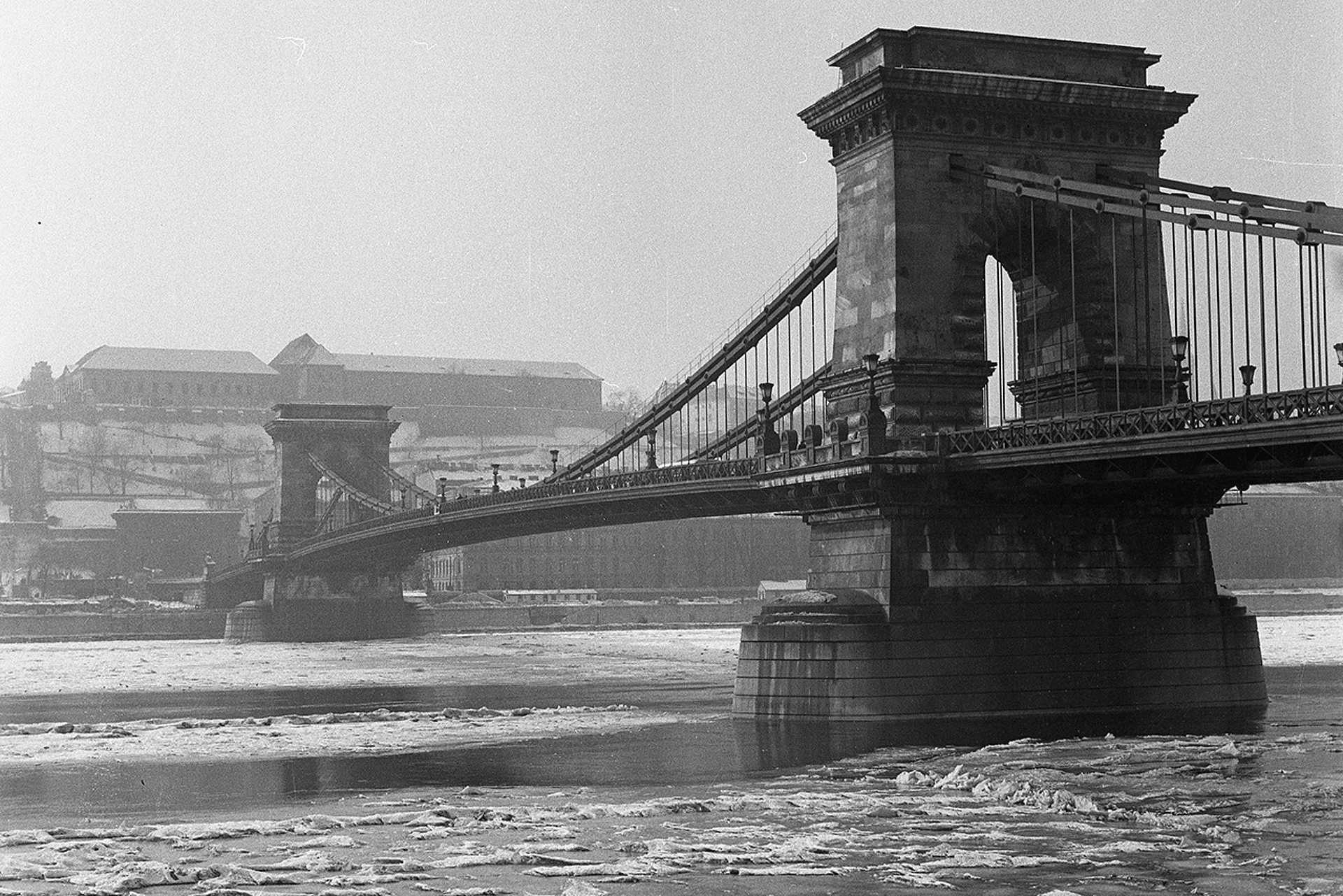 Lánchíd az Eötvös tér felől, a pesti alsó rakpartról nézve, 1963.
