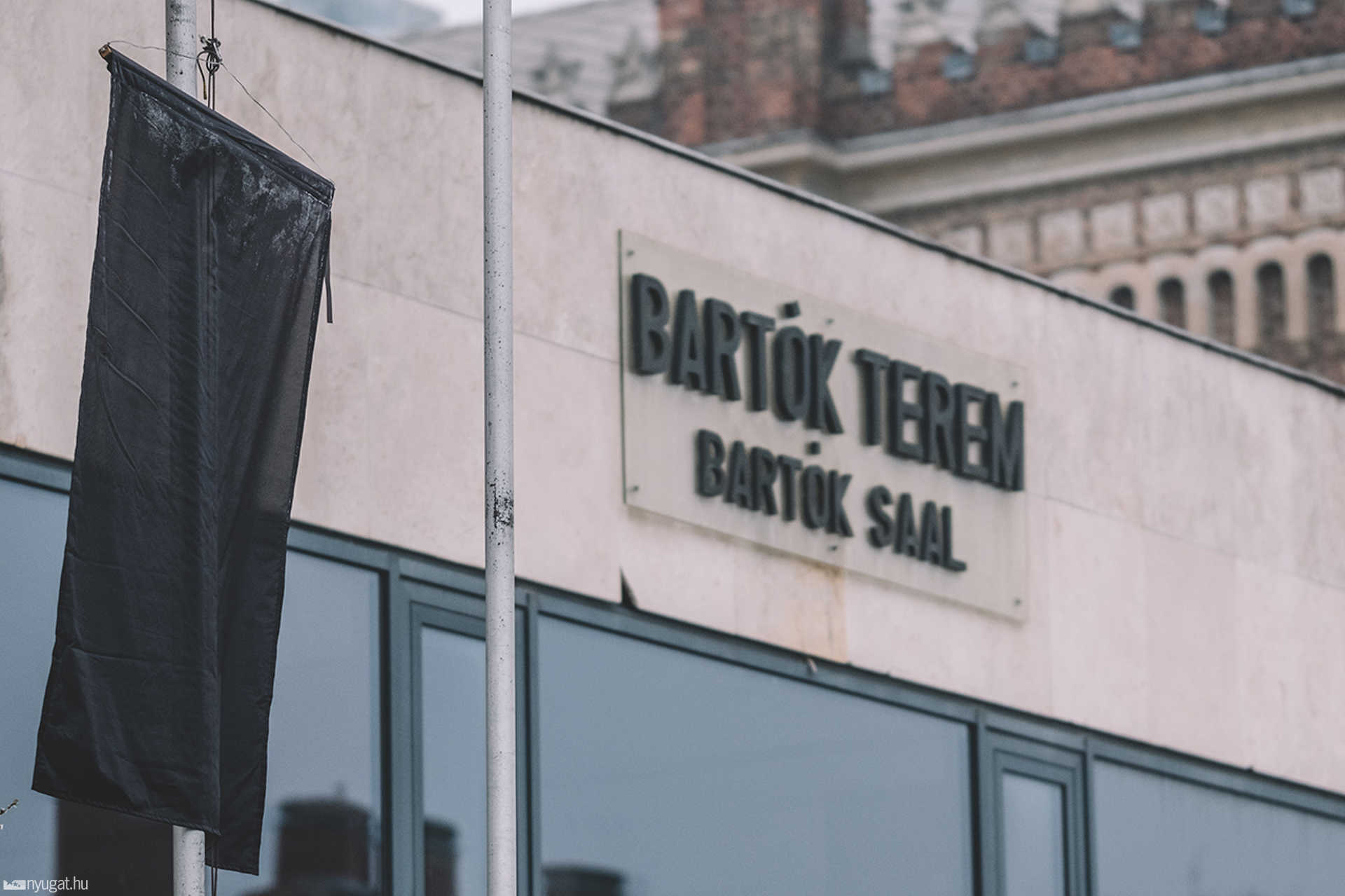 Nemzeti gyásznap - fekete zászló a Bartók Teremnél