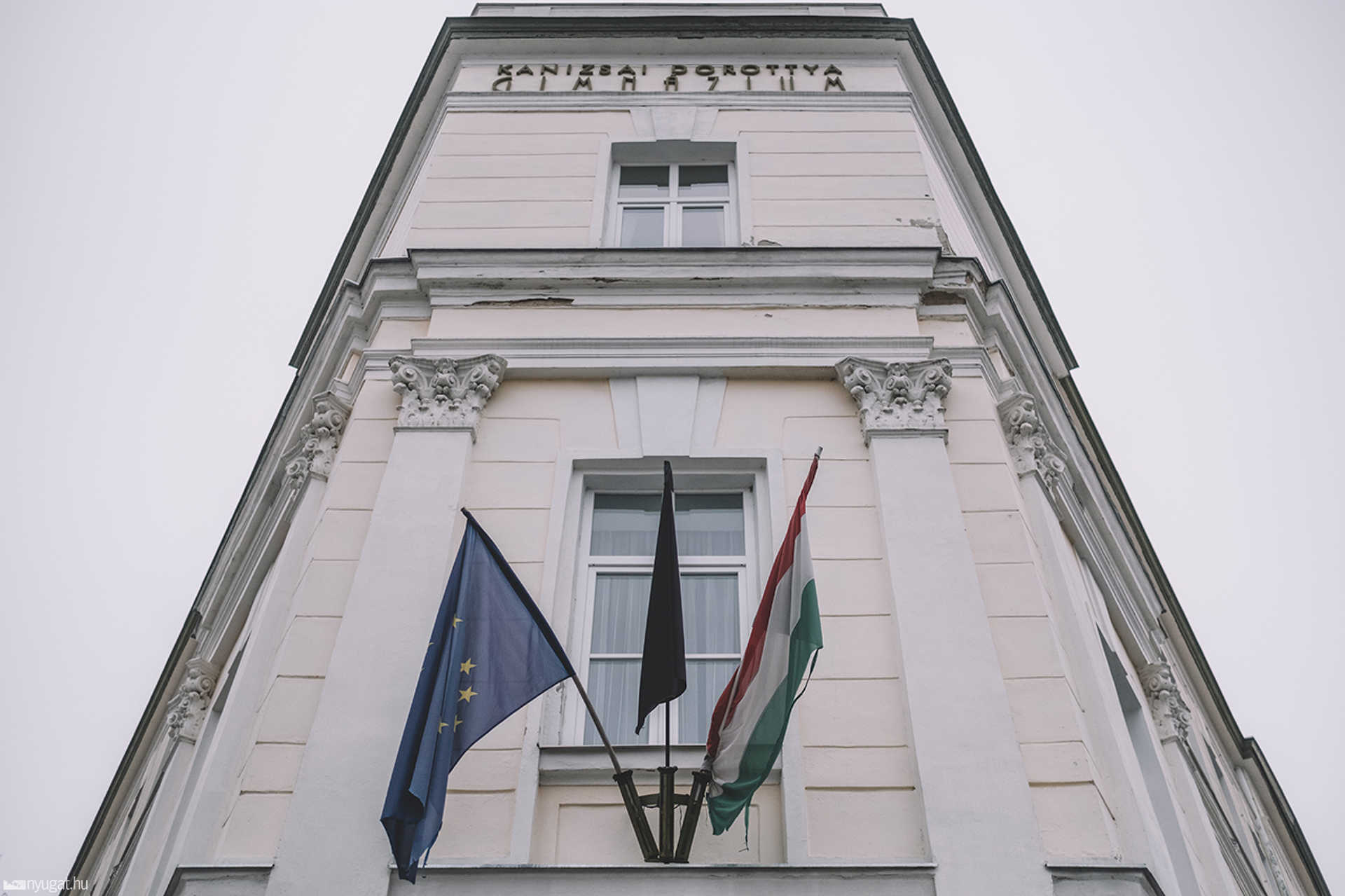 Nemzeti gyásznap - fekete zászló a Kanizsai Dorottya Gimnáziumon