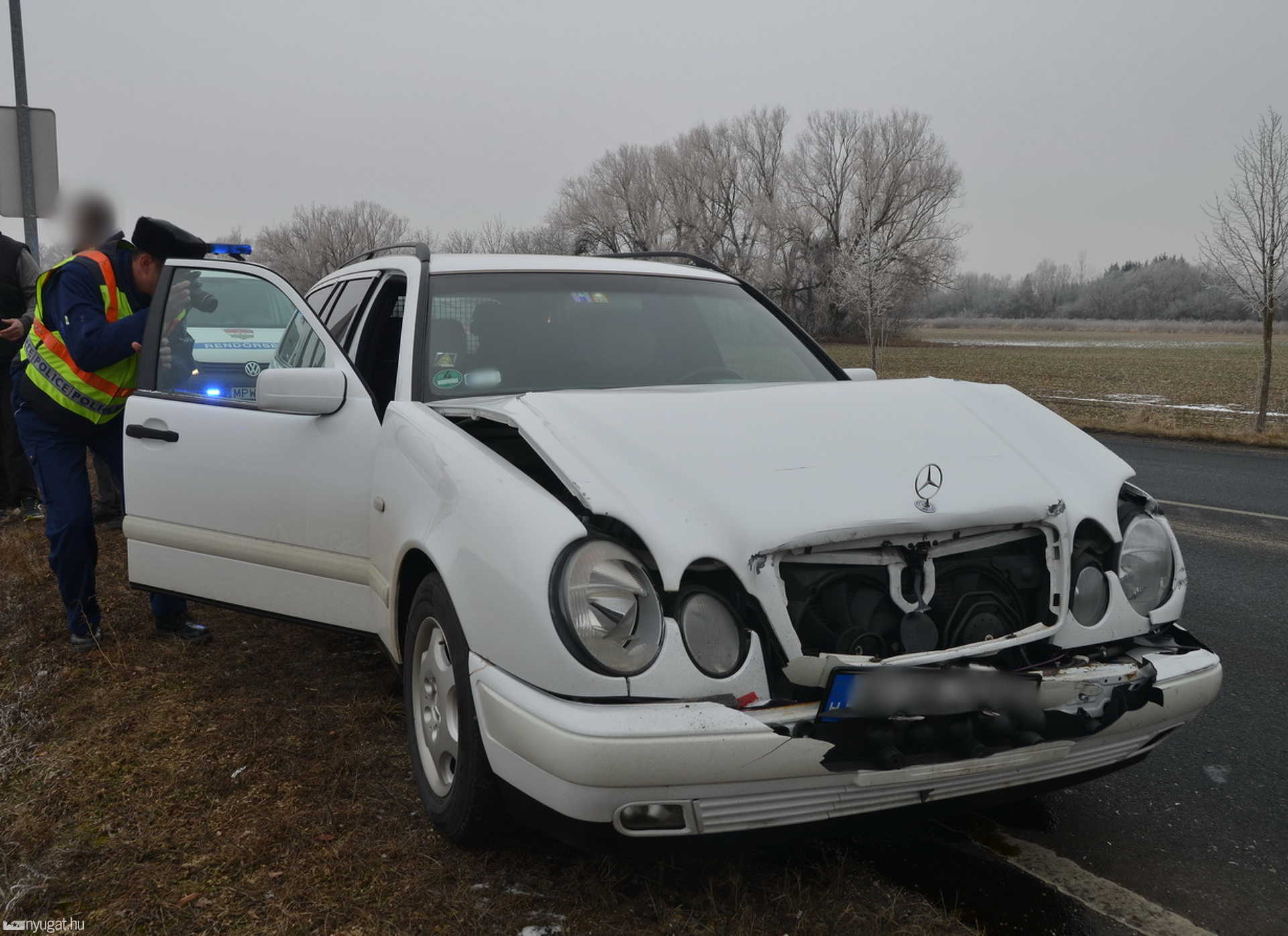 Kisteherautónak szaladt egy Mercedes a 89-es főúton