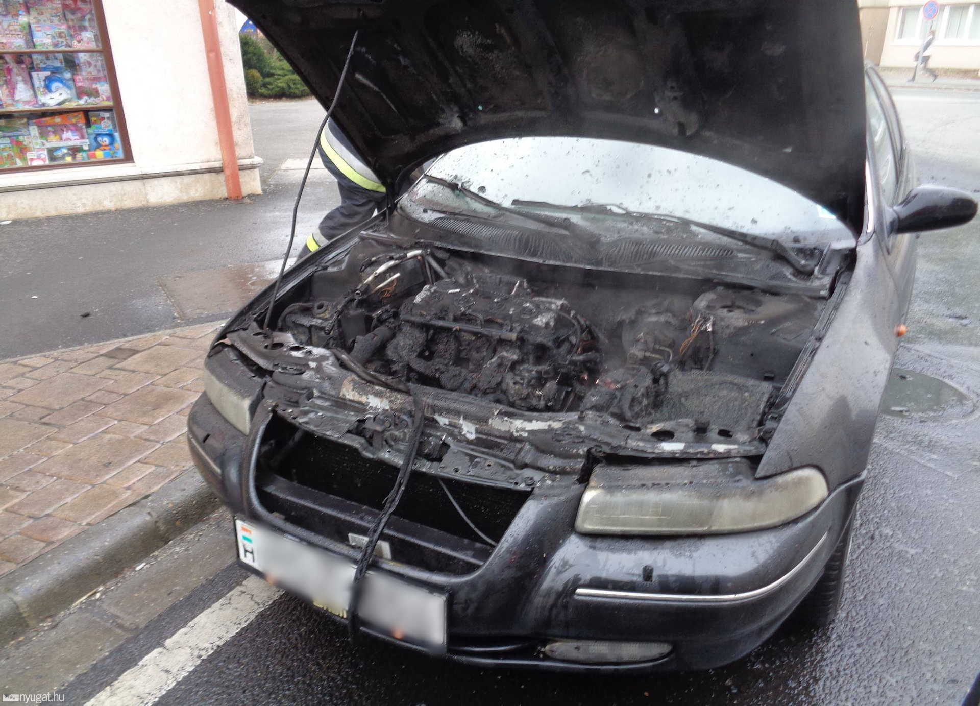 Kigyulladt egy Chrysler motortere Celldömölkön