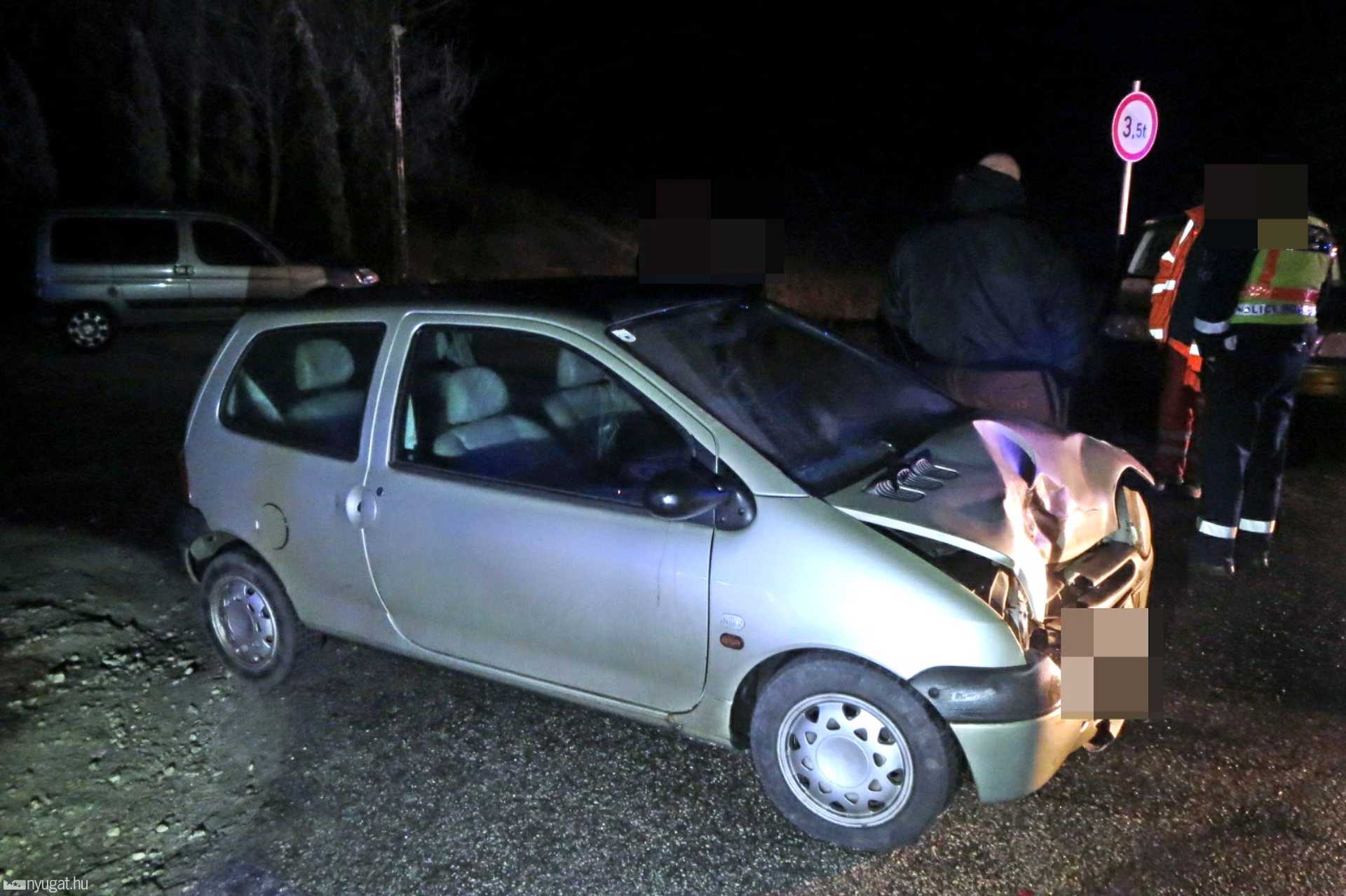 VW-nek ütközött egy Renualt a 87-es főúton: ketten megsérültek
