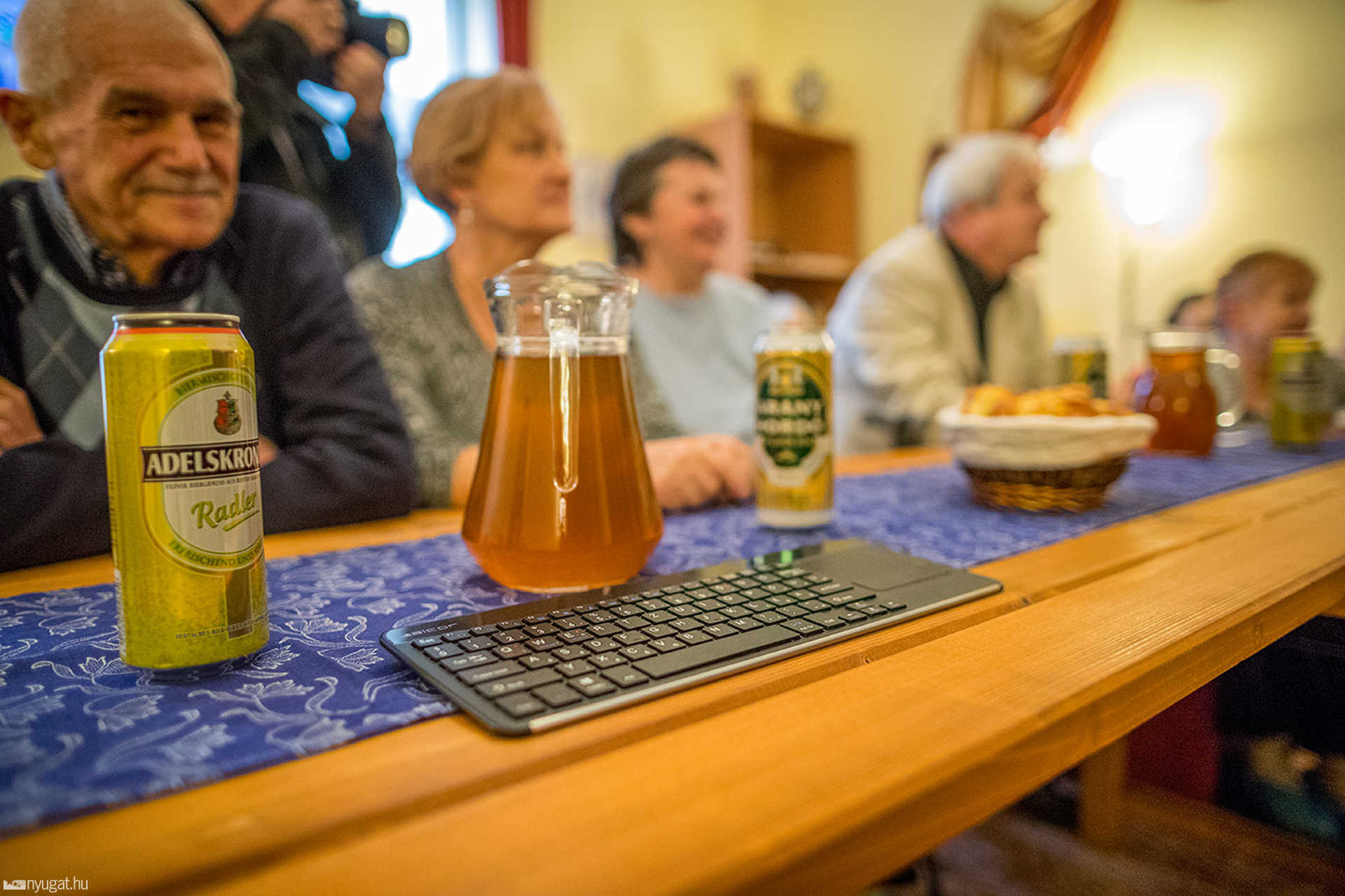 TV-t és sörpadot kaptak a nyugdíjasok
