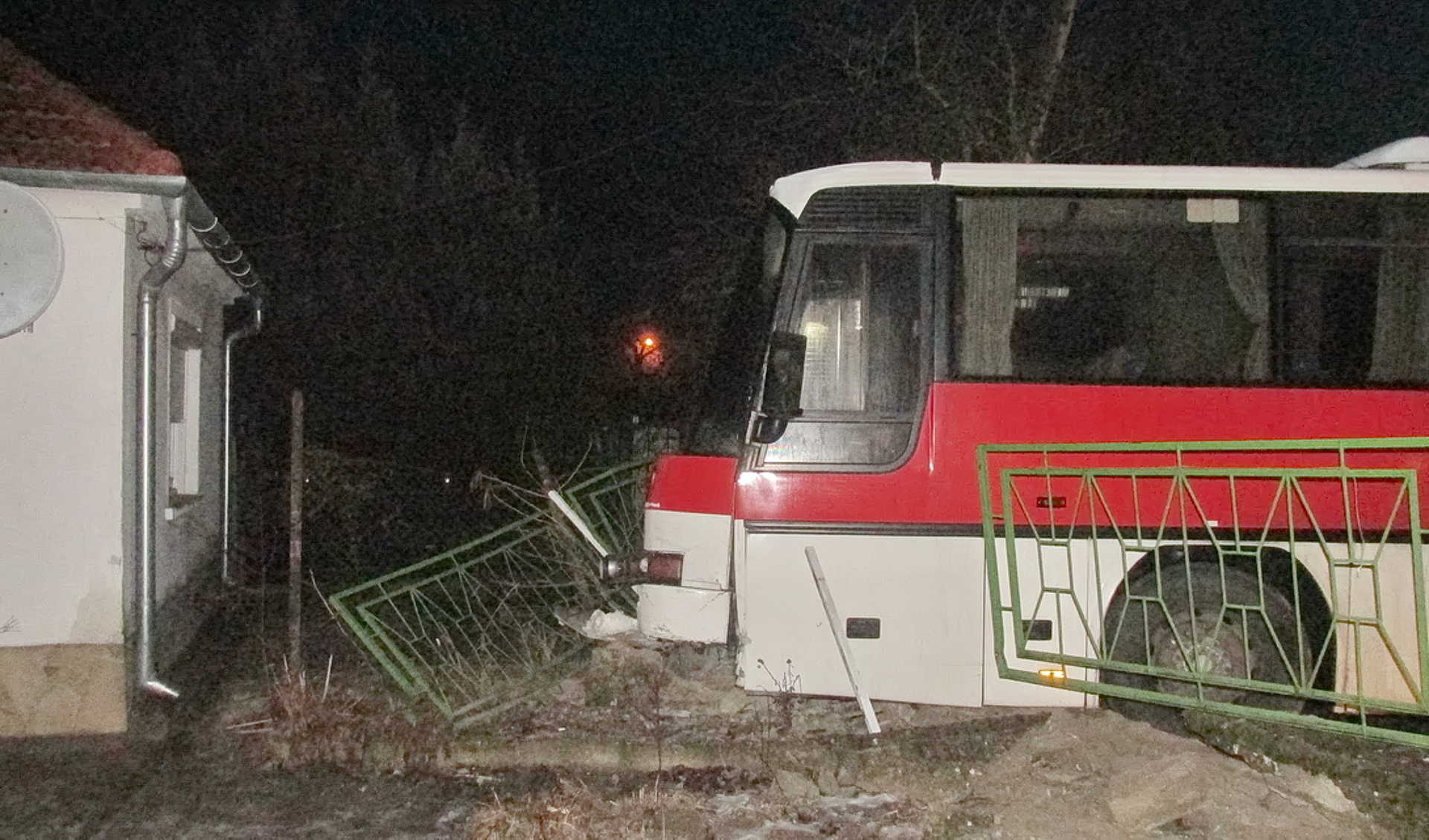 Ötven utassal ütközött kerítésnek egy busz Kámban
