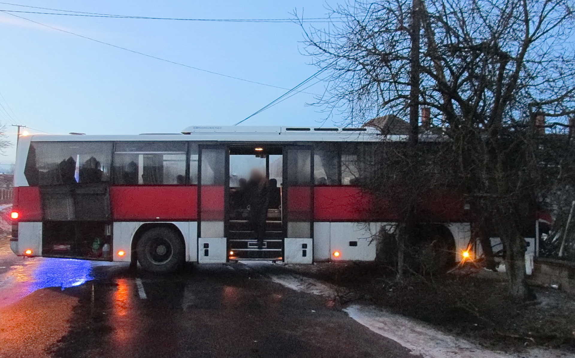 Ötven utassal ütközött kerítésnek egy busz Kámban