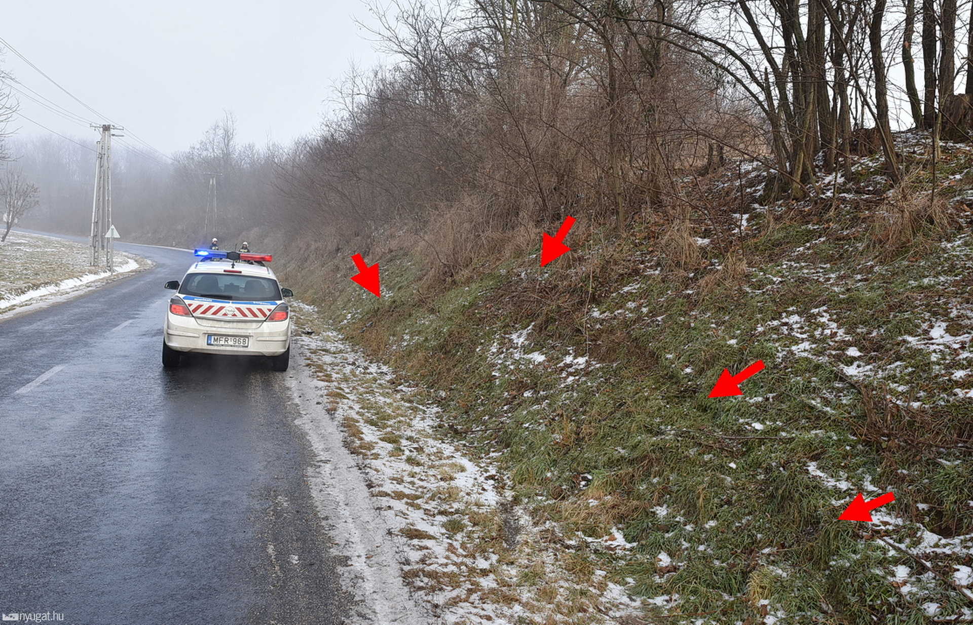 Árokfalról hajtott villanyoszlopnak a Peugeot Kemenesmihályfán