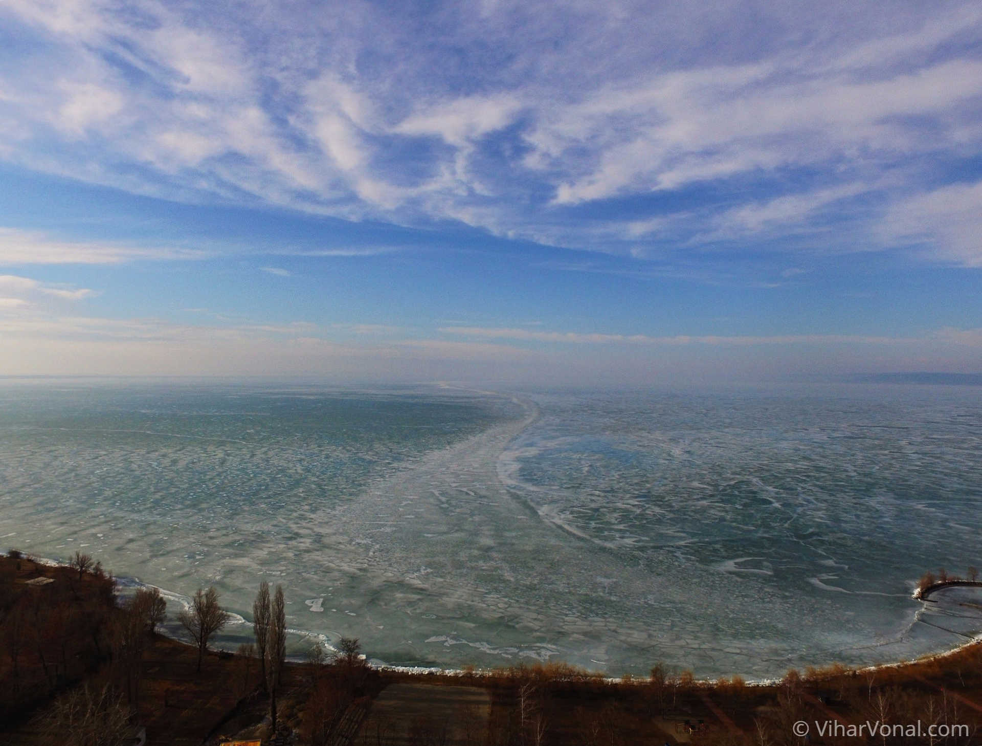 Képek az olvadó Balatonról