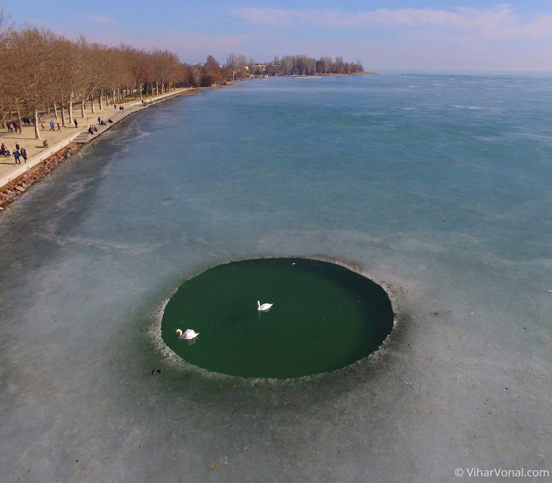 Képek az olvadó Balatonról