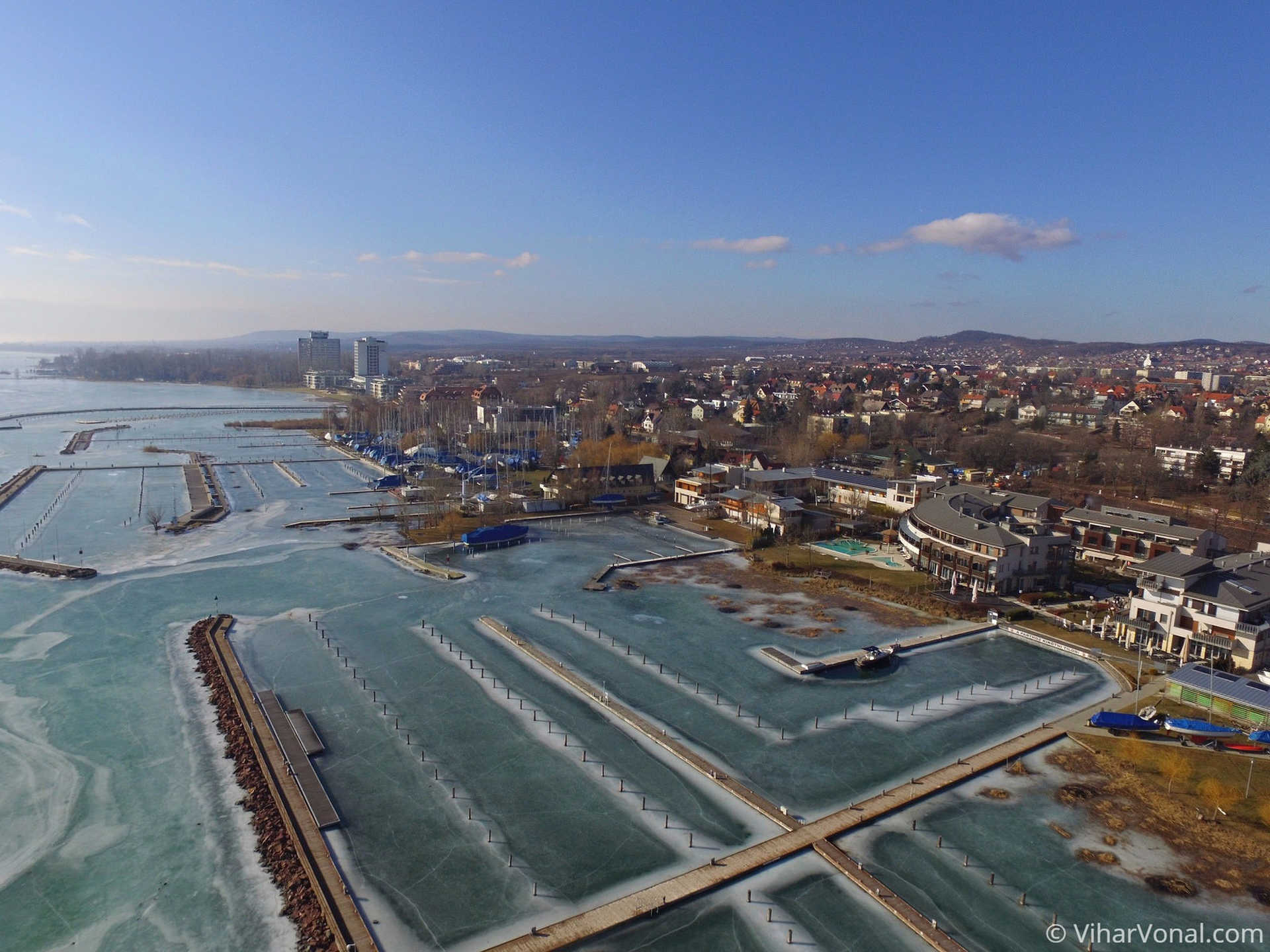 Képek az olvadó Balatonról