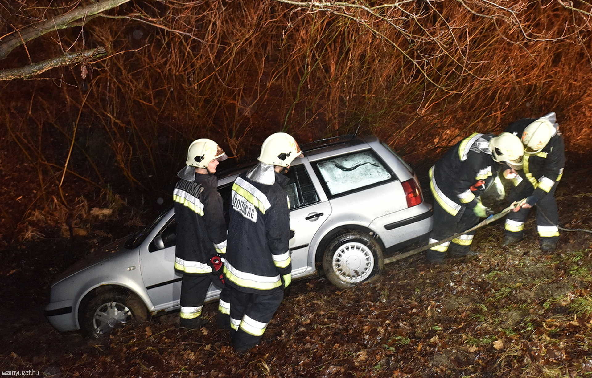 Leszaladt a töltésen és felborult egy Volkswagen Vasvár közelében