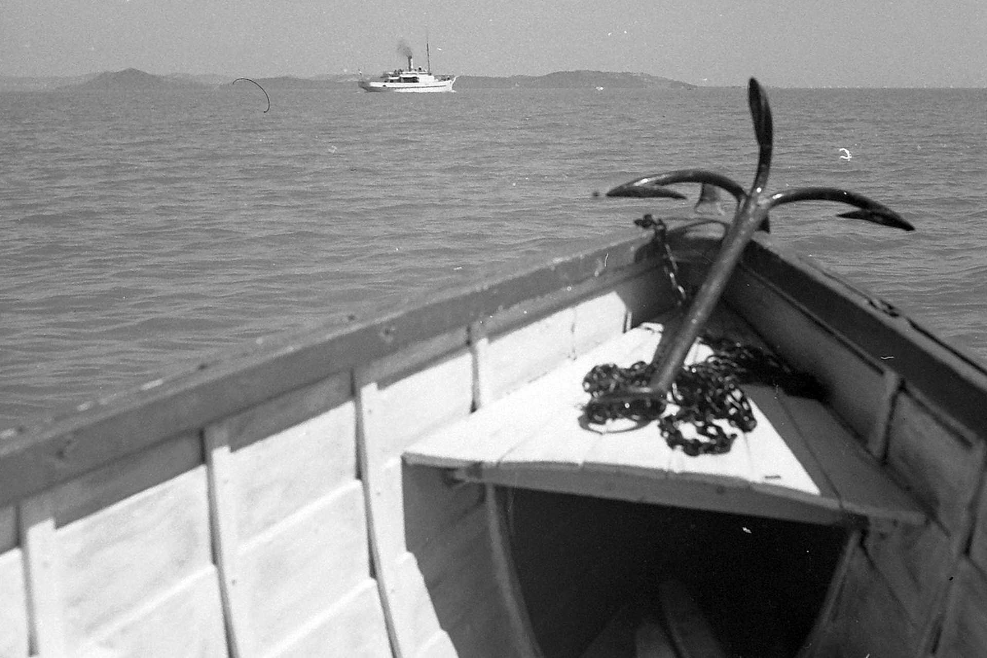 Szárszó felől. A tó közepén a Kelén vagy a Helka, még gőzhajóként, 1943.
