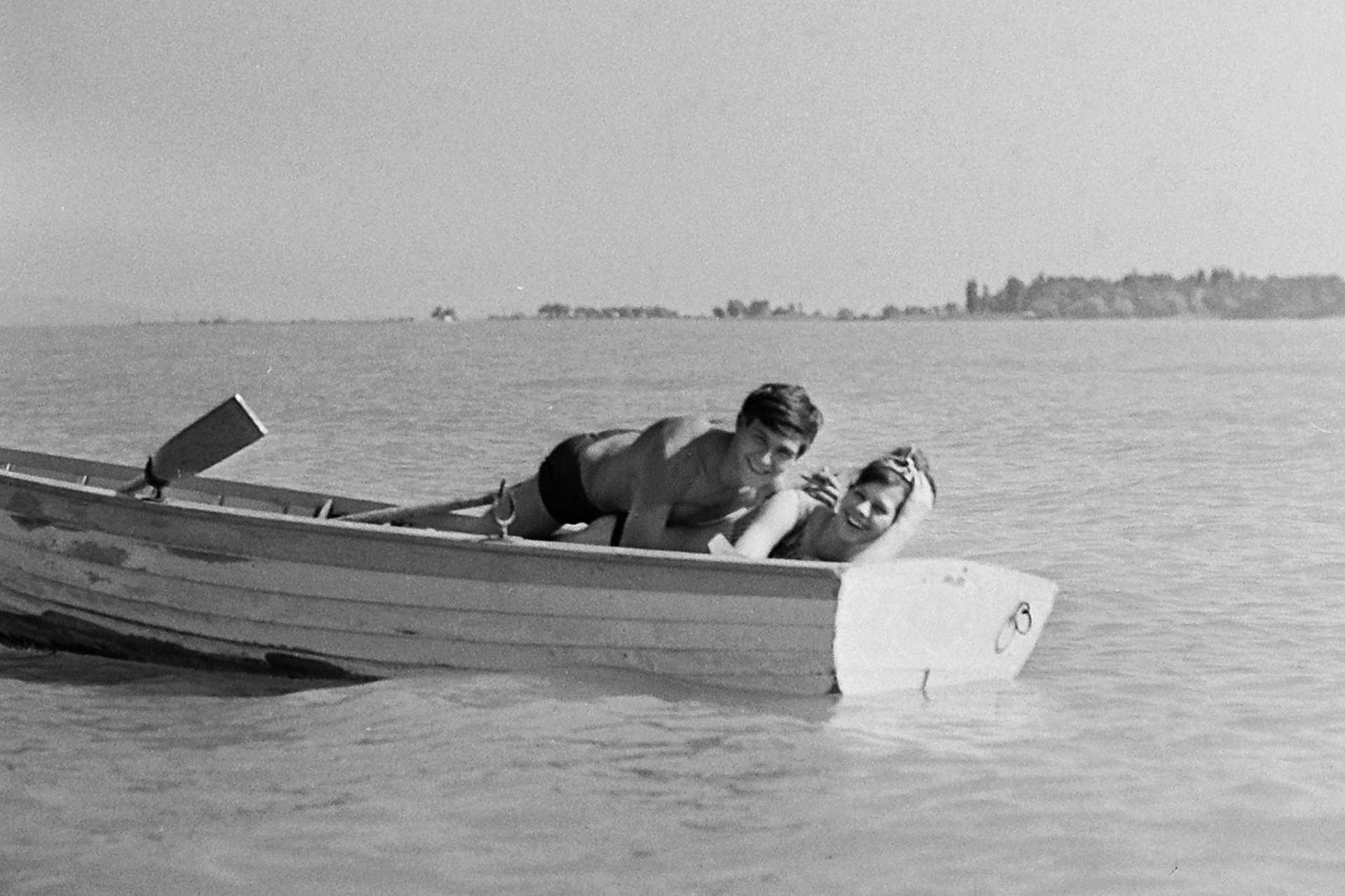 Csónakázás a Balatonon, 1966.