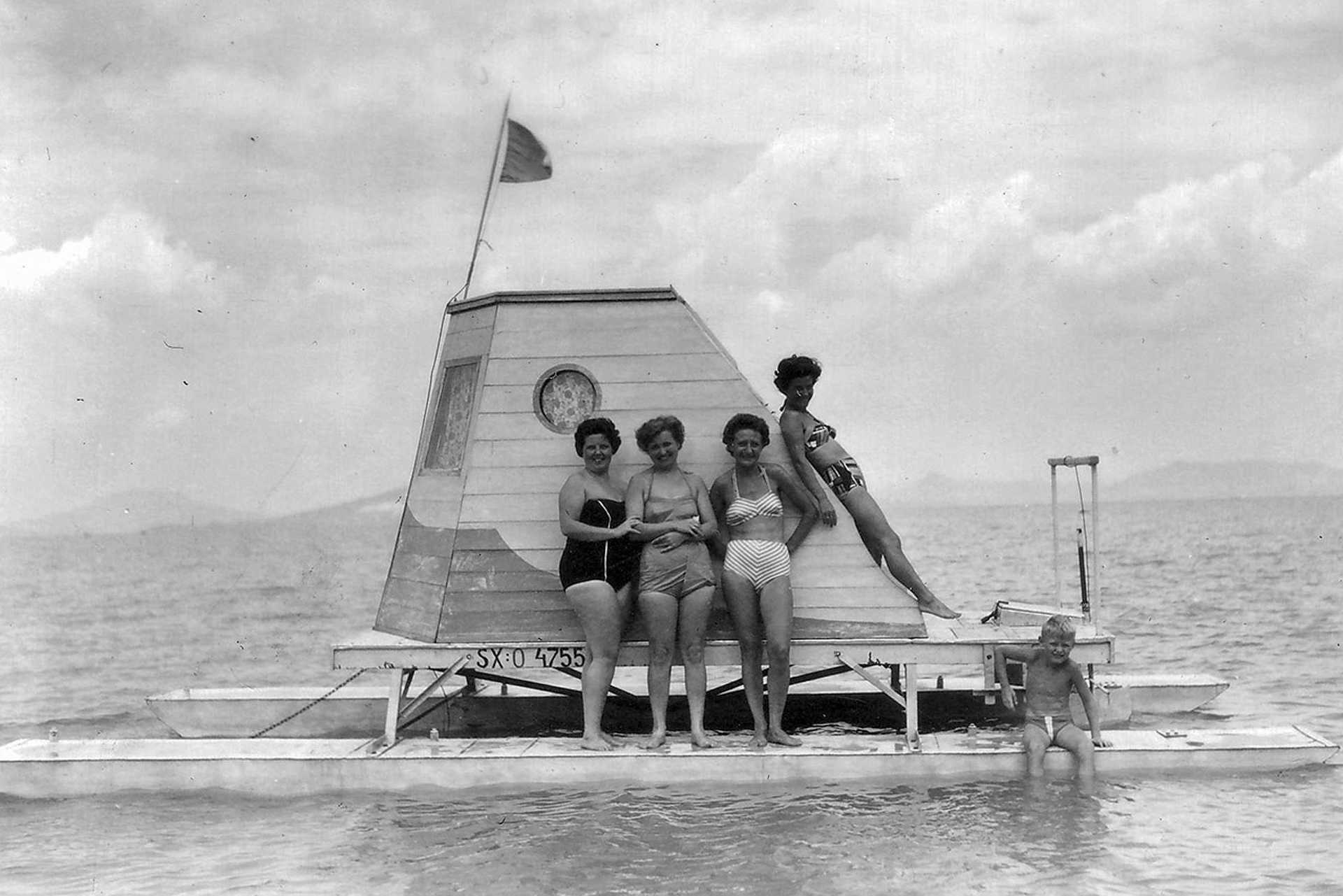 Kabinos katamarán a Balatonon. Háttérben takarva a Badacsony, 1960.