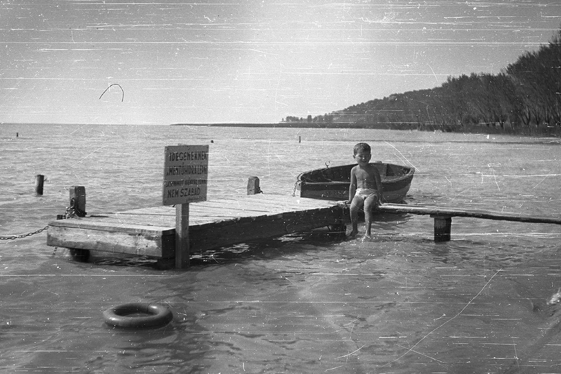 Kisfiú a stégen, 1954.