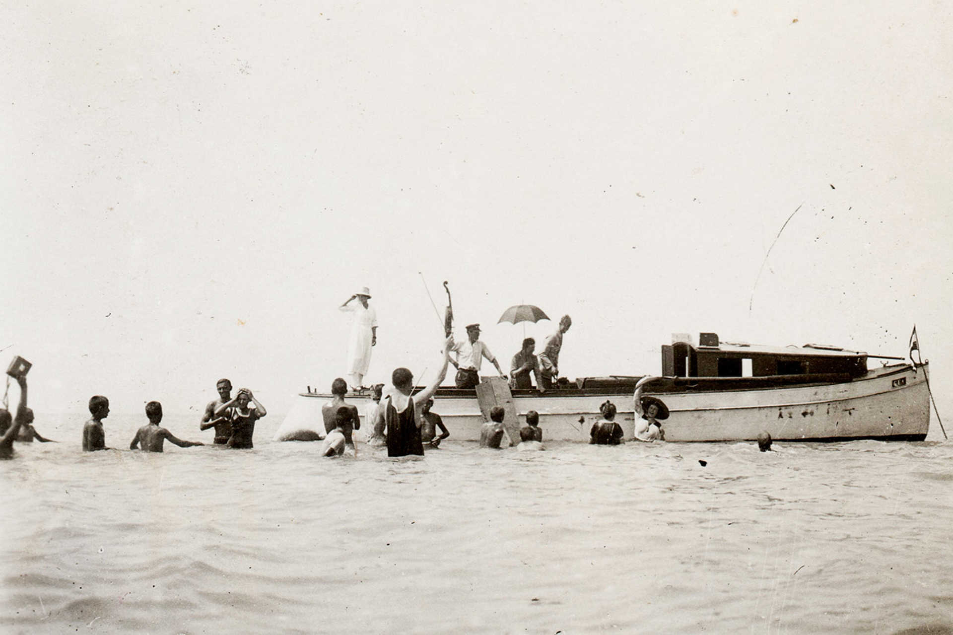 Gyerekek a csónak mellett Siófoknál, 1920.