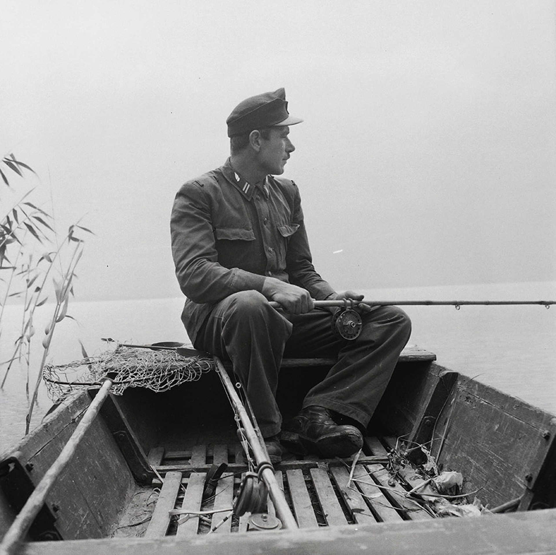 Horgászás vasutas egyenruhában Örvényesnél, 1954.