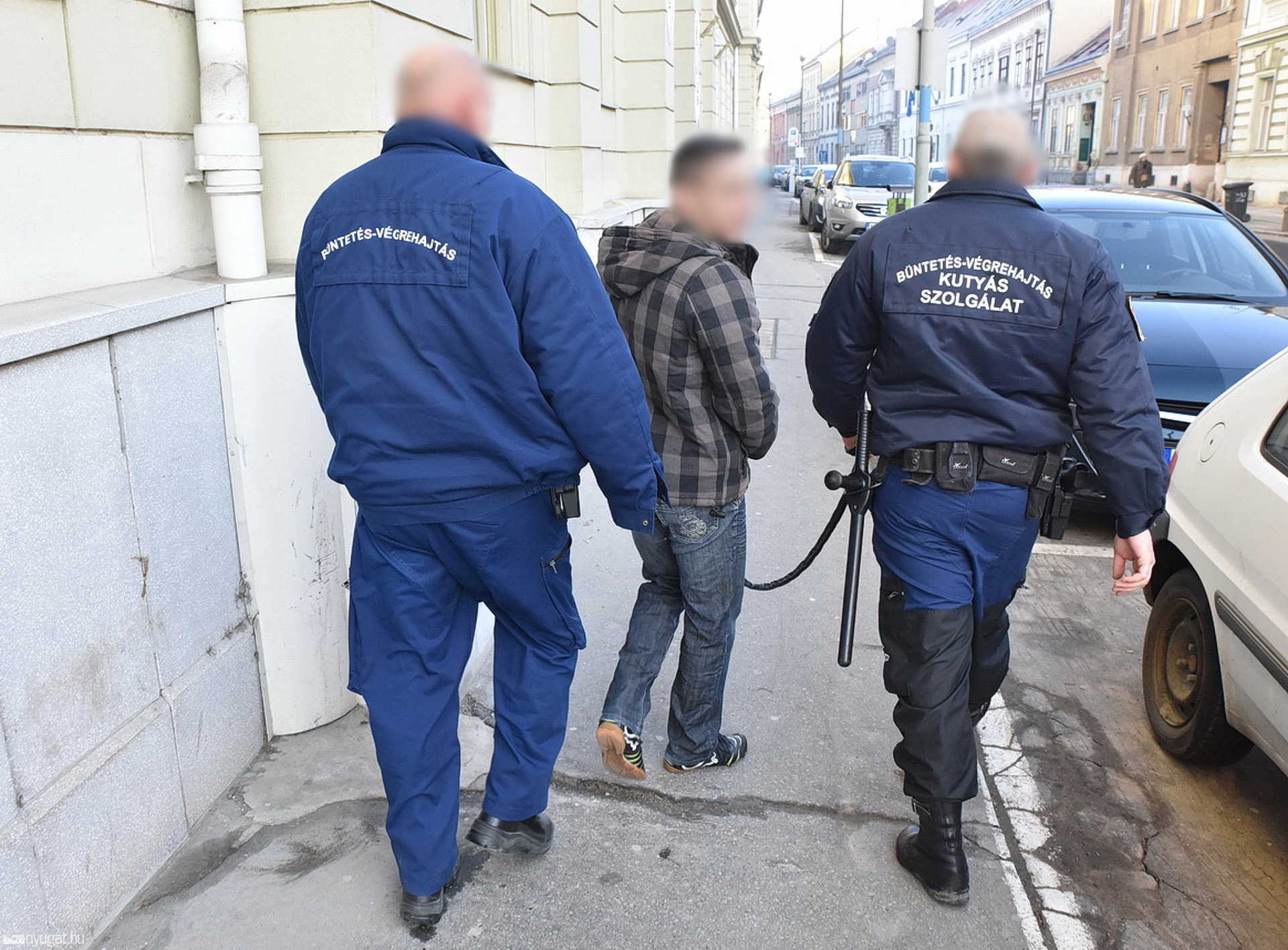 Bíró előtt a Guruló forintok alkotás "műkritikusa"