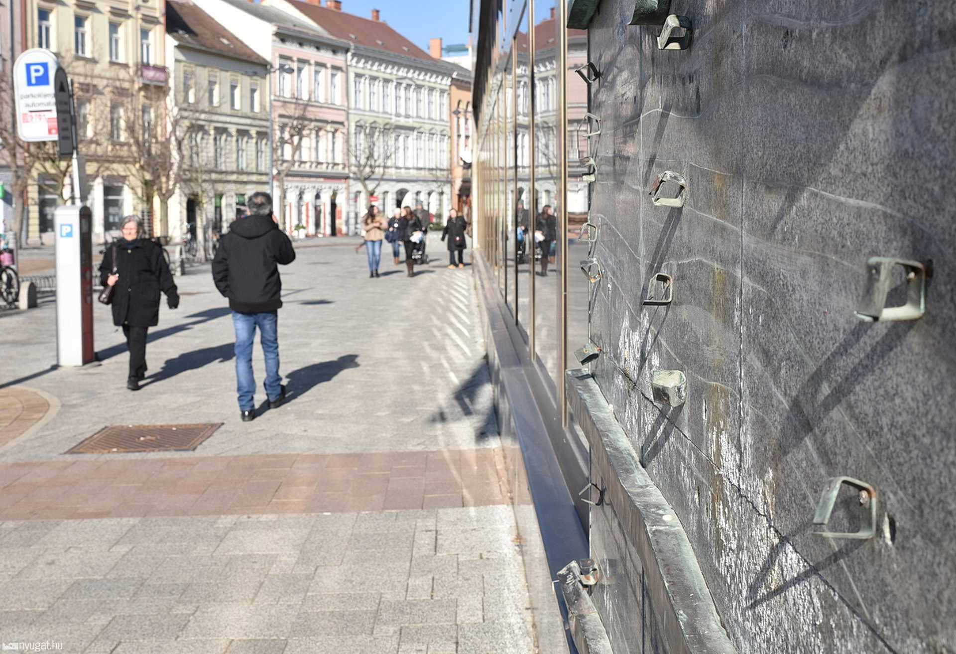Bíró előtt a Guruló forintok alkotás "műkritikusa"