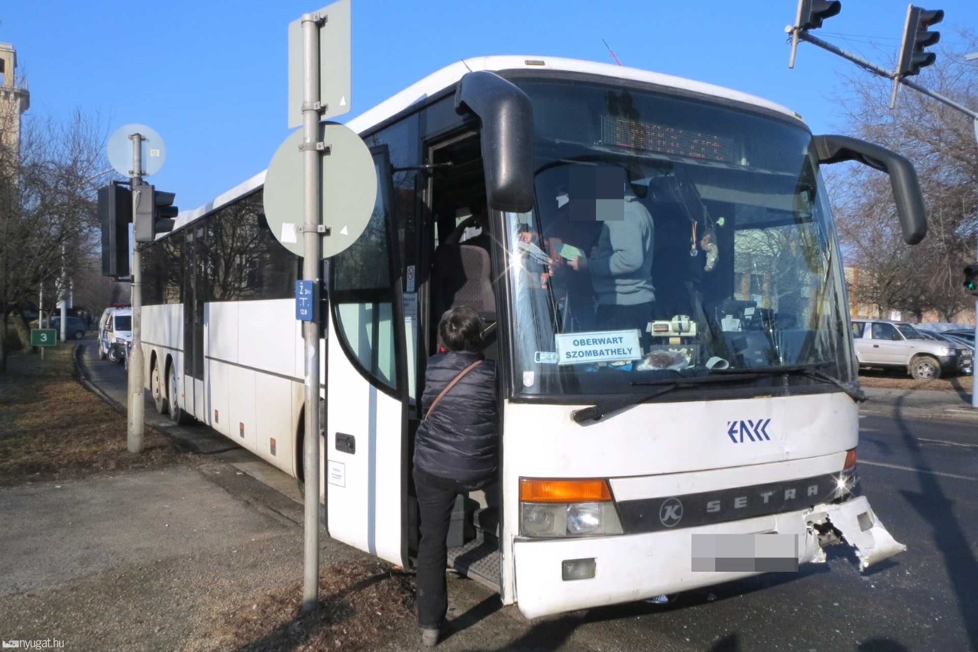 Busz ütközött egy osztrák autónak Szombathelyen