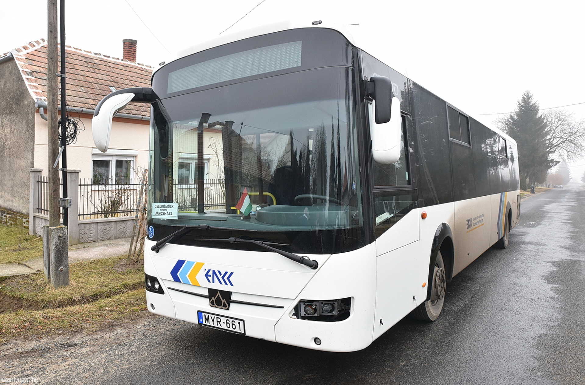 Fémcső törte ki a busz lámpáját