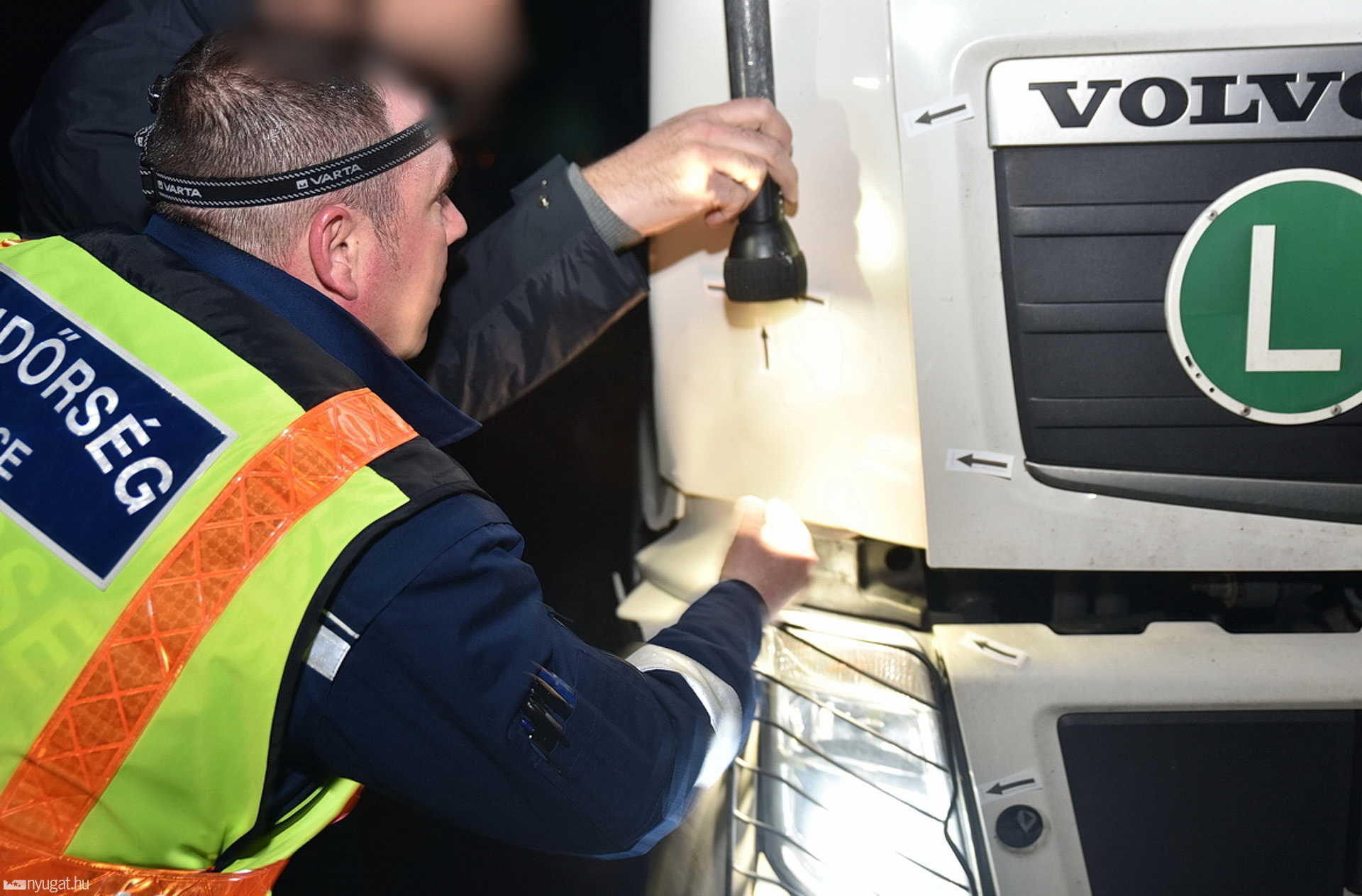 Kamion elé lépett a kerékpárját toló férfi Csempeszkopácsnál, a 87-esen 
