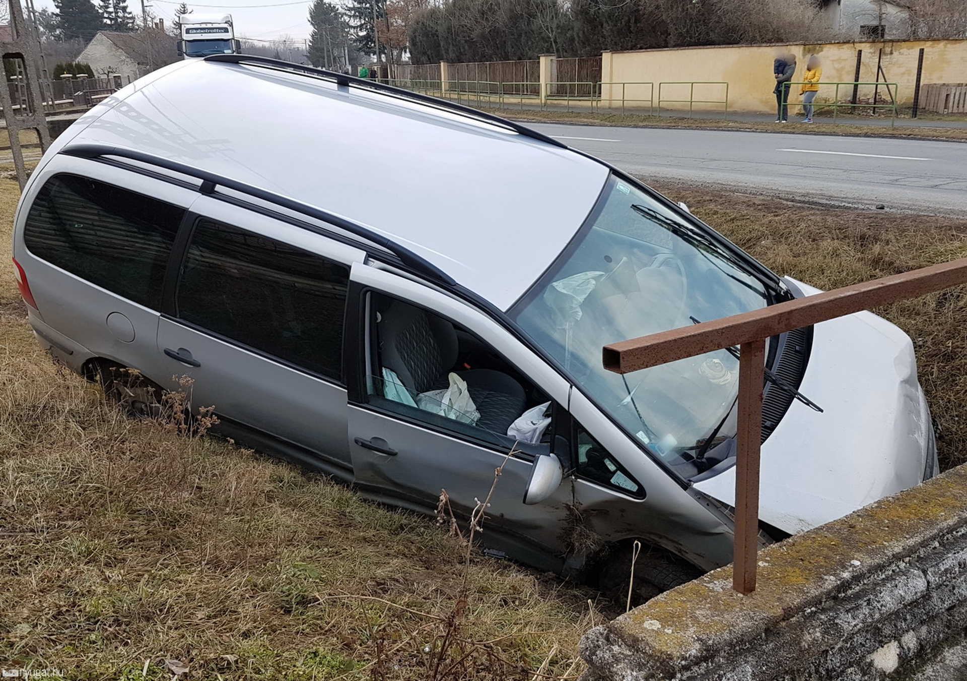 Betonáteresznek ütközött egy Ford Vasasszonyfán