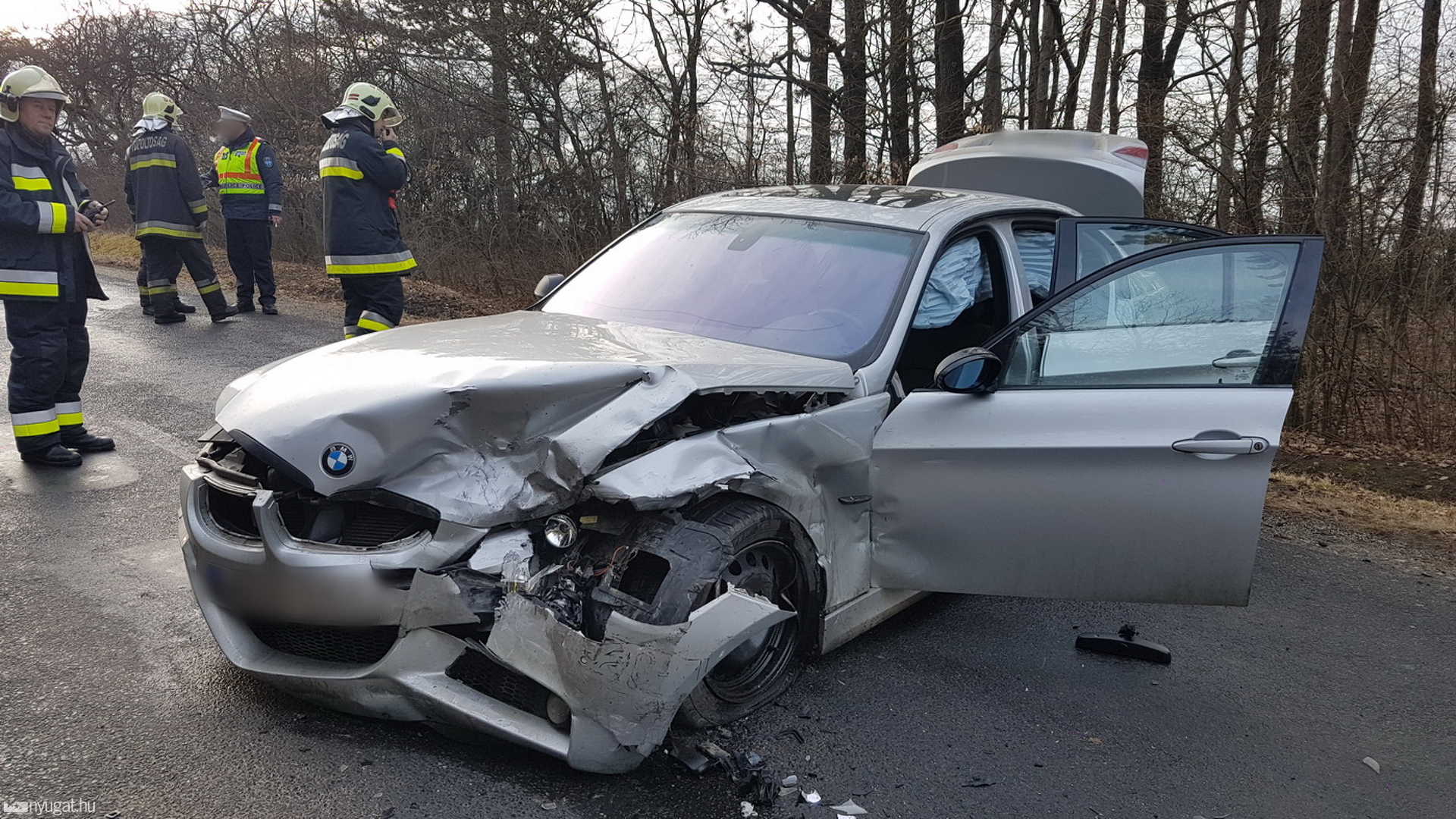 Kisodródott a BMW a kanyarban - öten sérültek Pornóapátinál