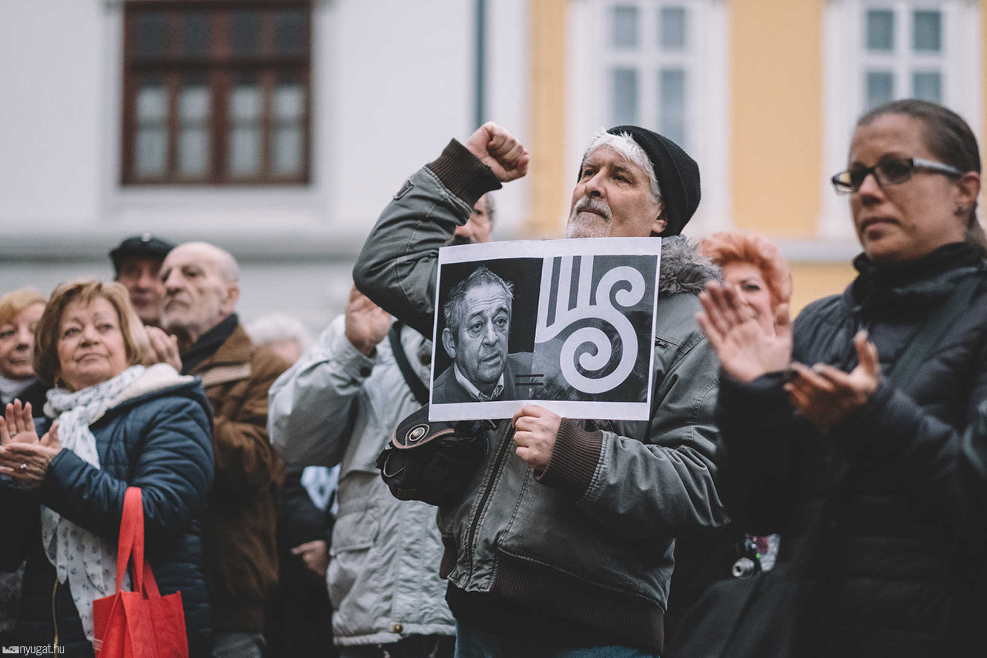 Szimpátiatüntetés Jordán Tamás mellett a szombathelyi városháza előtt