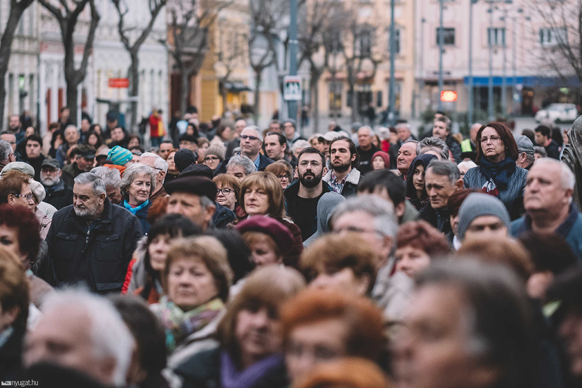 Szimpátiatüntetés Jordán Tamás mellett a szombathelyi városháza előtt