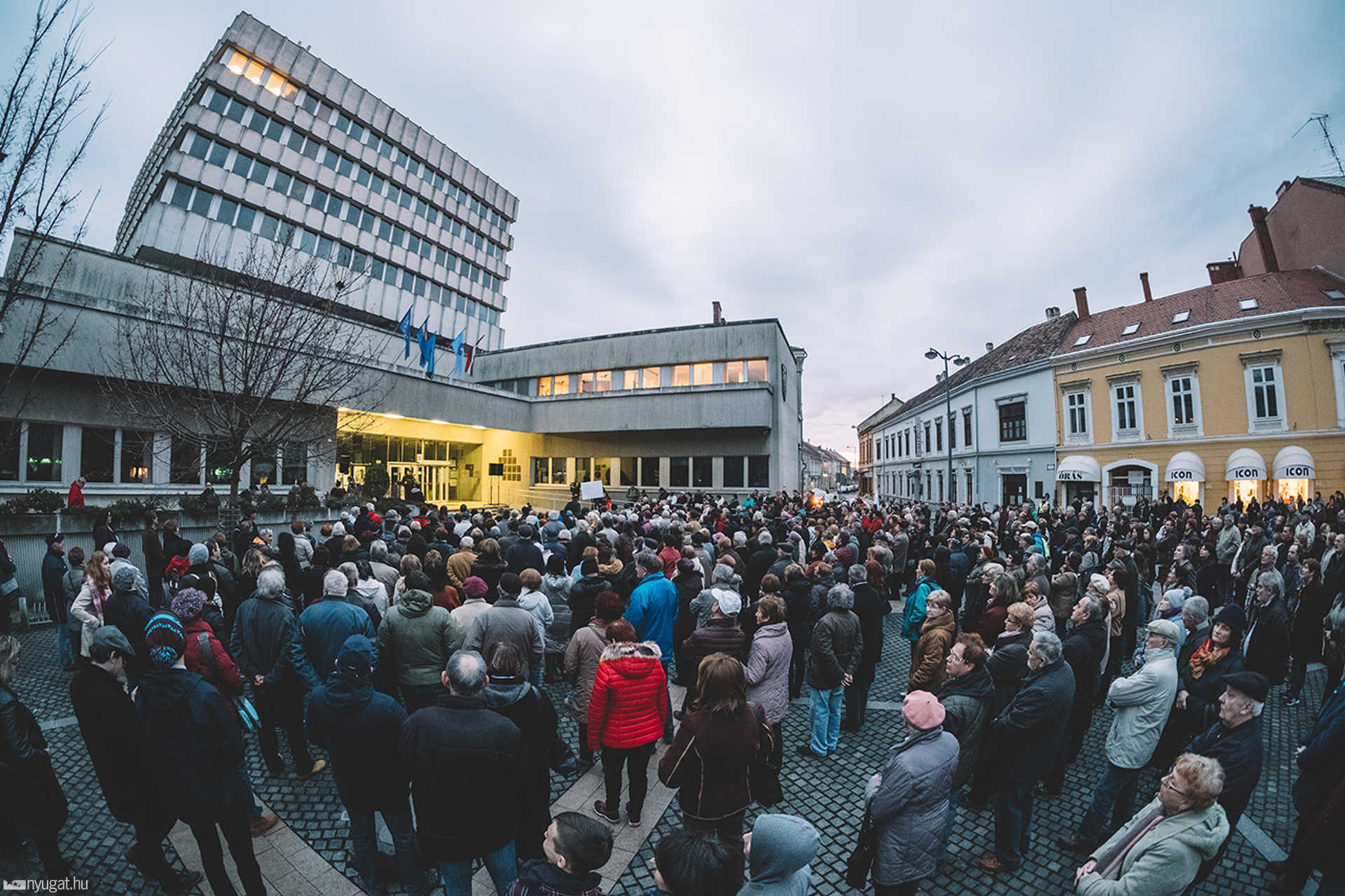 Szimpátiatüntetés Jordán Tamás mellett a szombathelyi városháza előtt