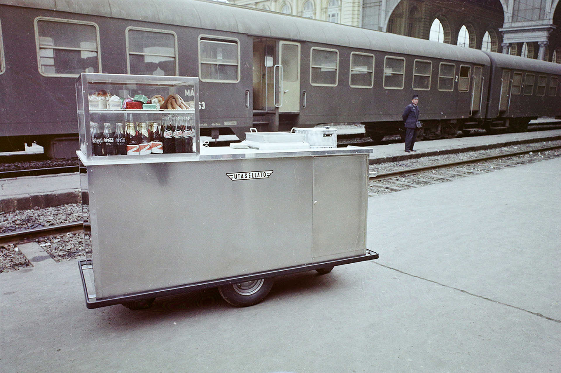 Keleti pályaudvar, az Utasellátó mozgó elárusító helye, 1971.