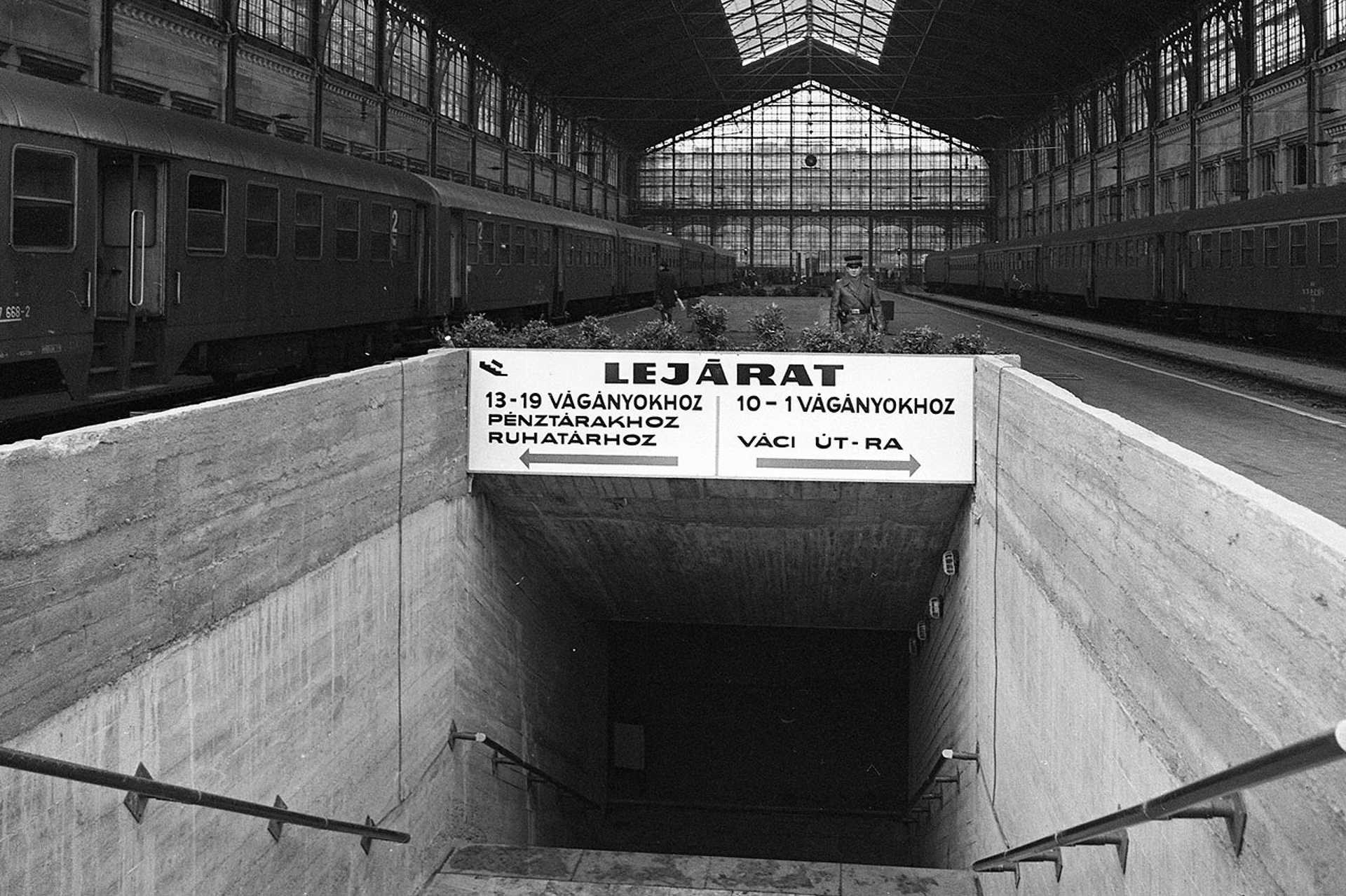 A Nyugati pályaudvar csarnoka, aluljáró lejárat, 1980.