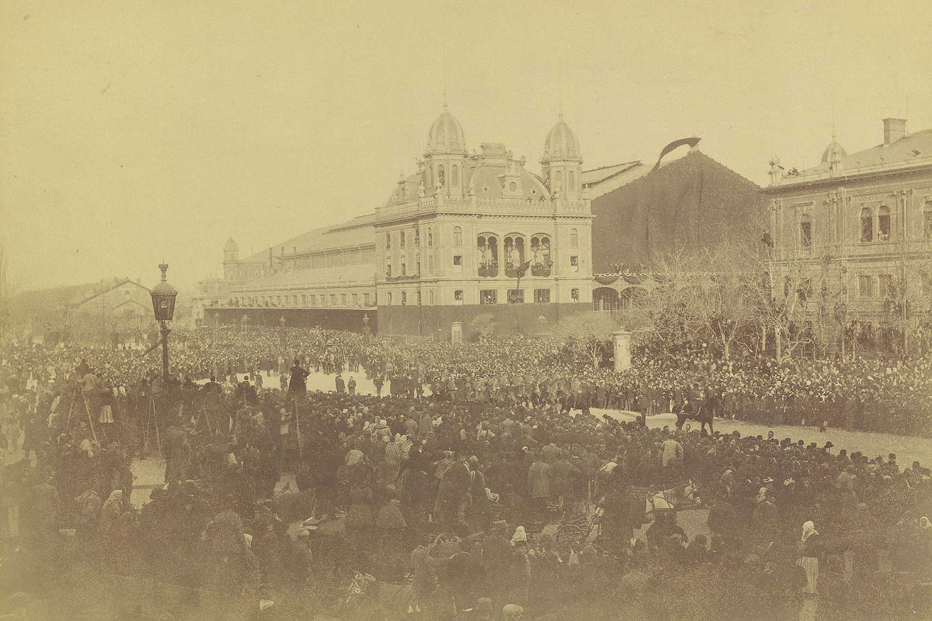 Nyugati pályaudvar a Nyugati tér felől nézve. Gyászoló tömeg várja Kossuth Lajos koporsóját, 1894. március 30.