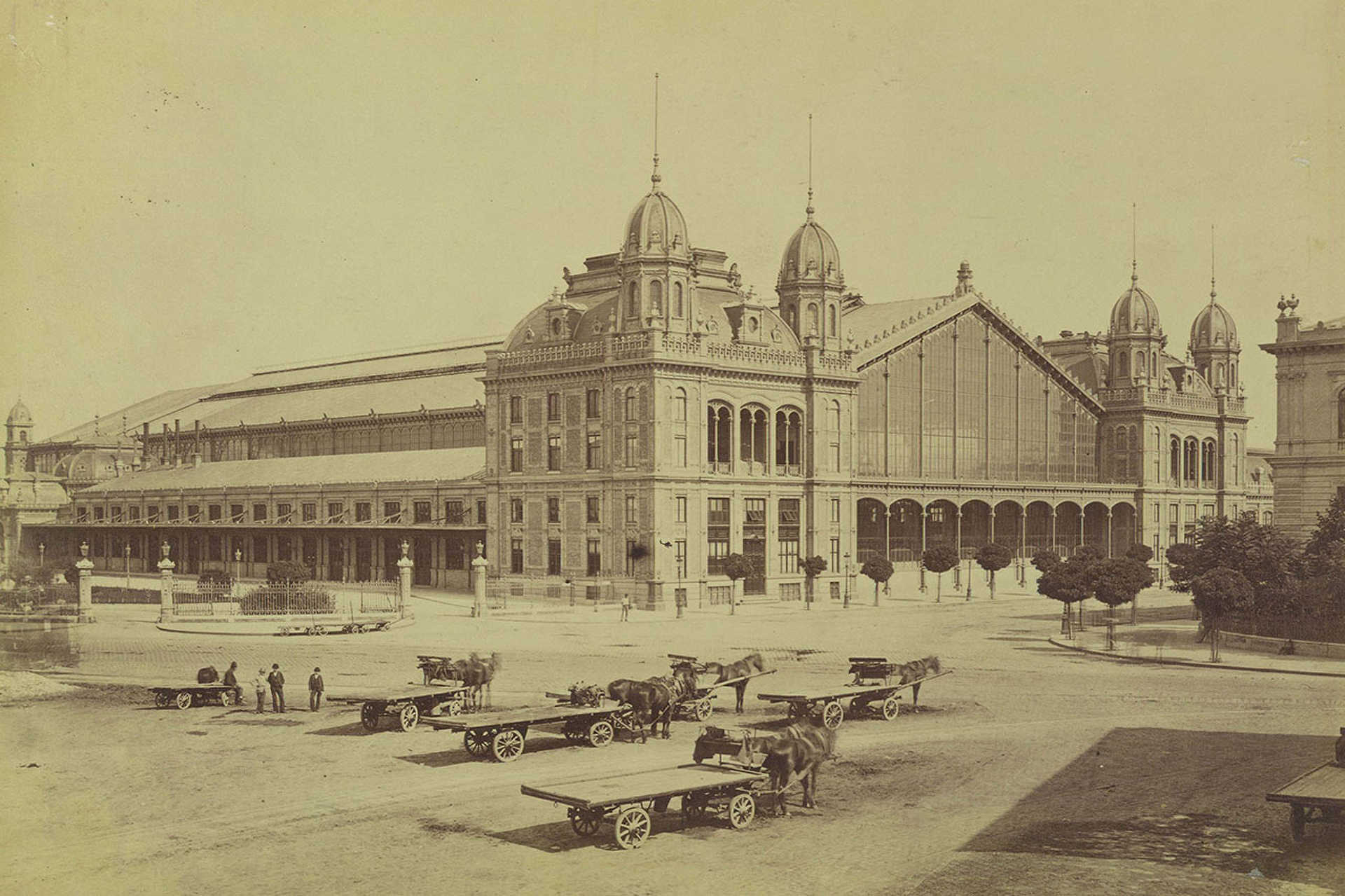 Nyugati pályaudvar a Nyugati tér felől nézve. A felvétel 1880-1887 között készült