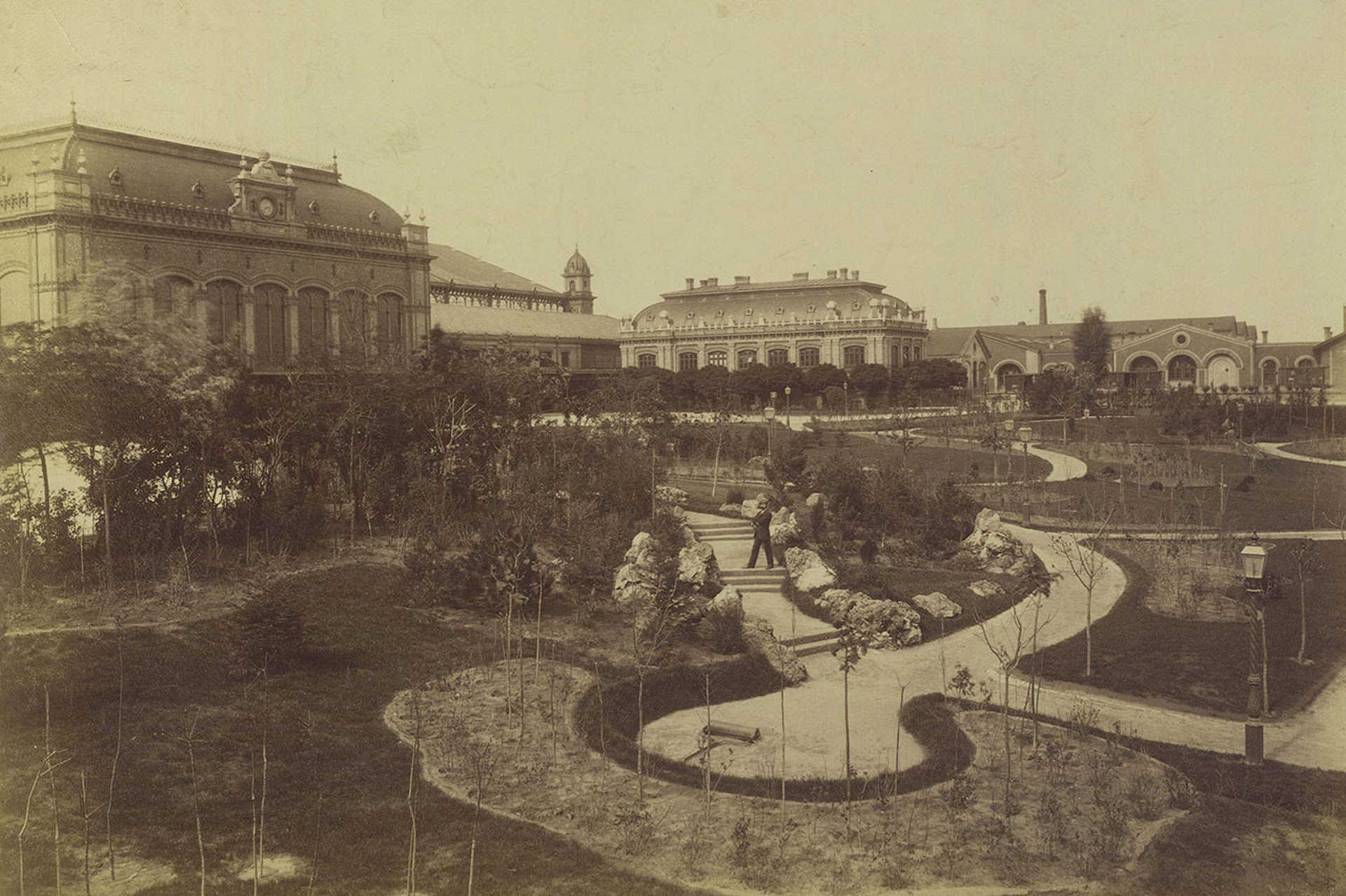 Eiffel tér (ekkor névtelen), a Nyugati pályaudvar indulási oldala a Teréz körút felől nézve. A felvétel 1880-1890 között készült
