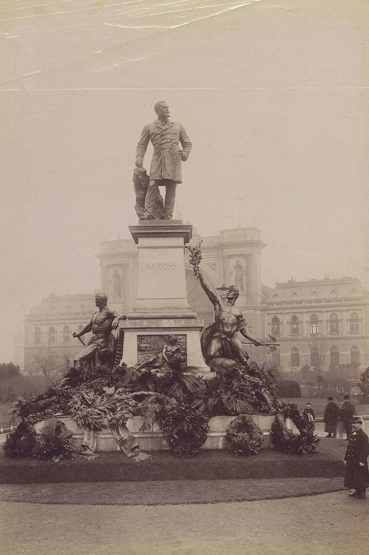 Baross tér, Baross Gábor szobra (Szécsi Antal, 1898.) a Keleti pályaudvar előtt, 1898.