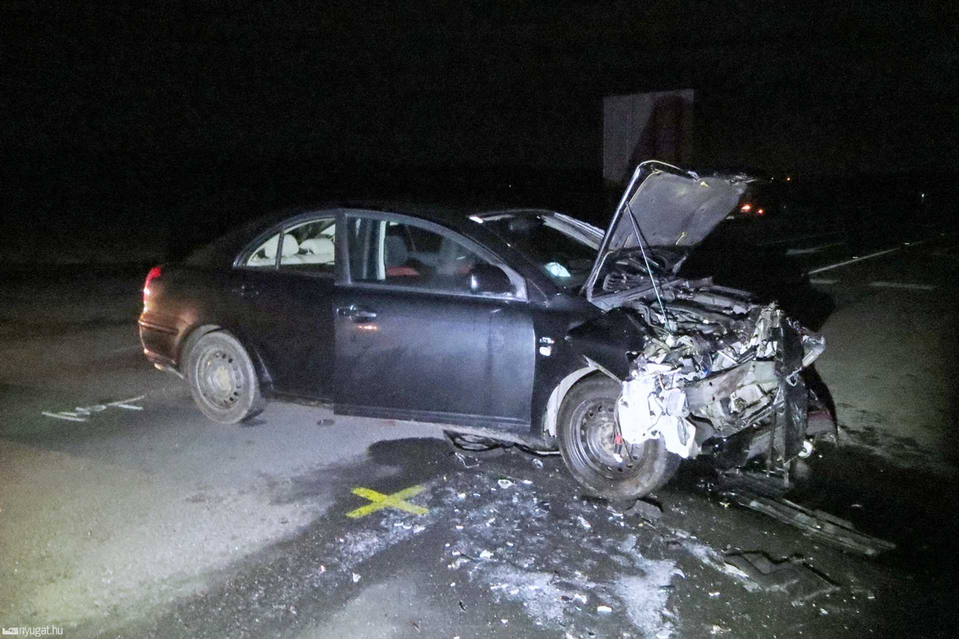 Árokba csapódott a VW az ütközés után Sé mellett
