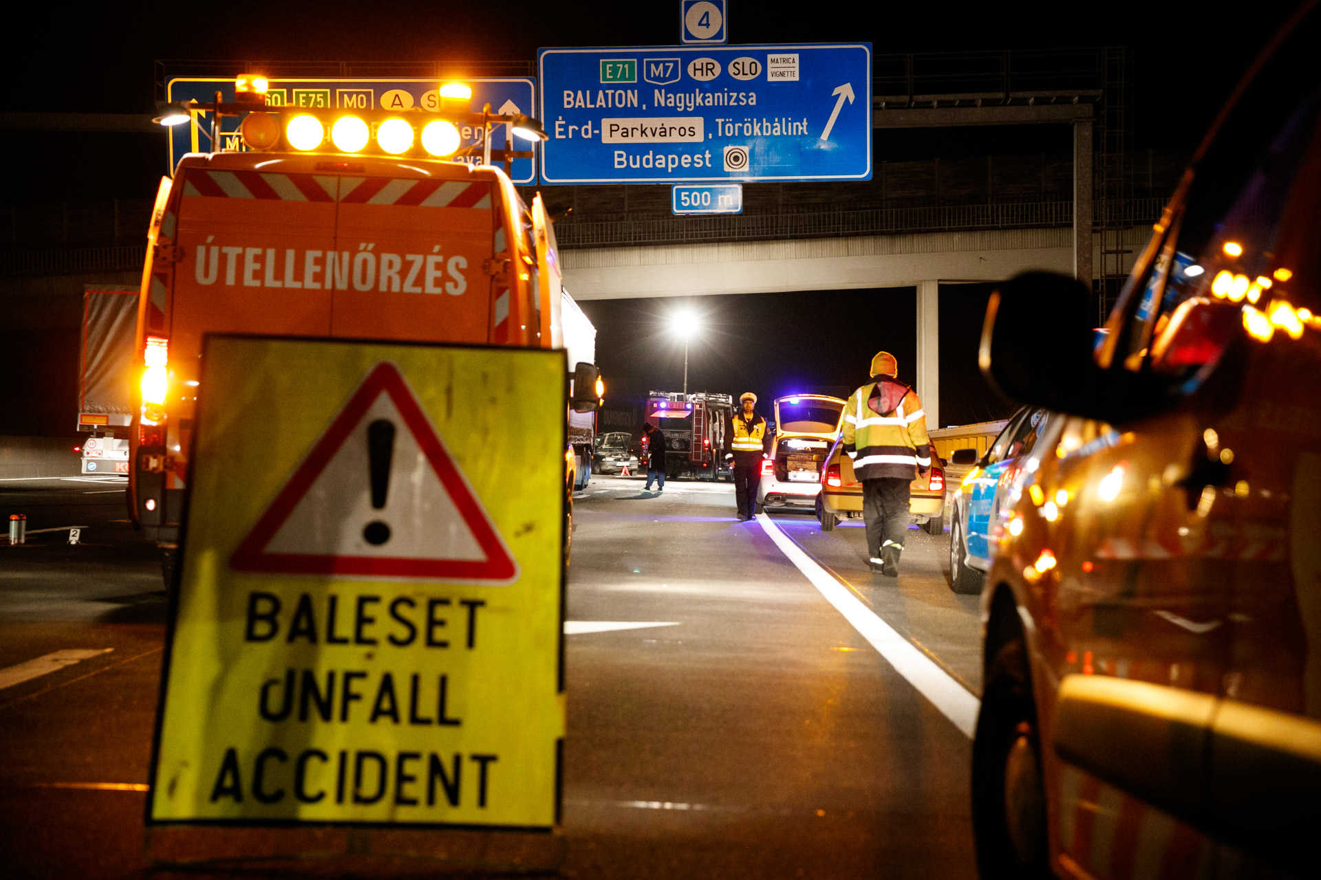Fotók az M0-áson történt halálos baleset helyszínéről