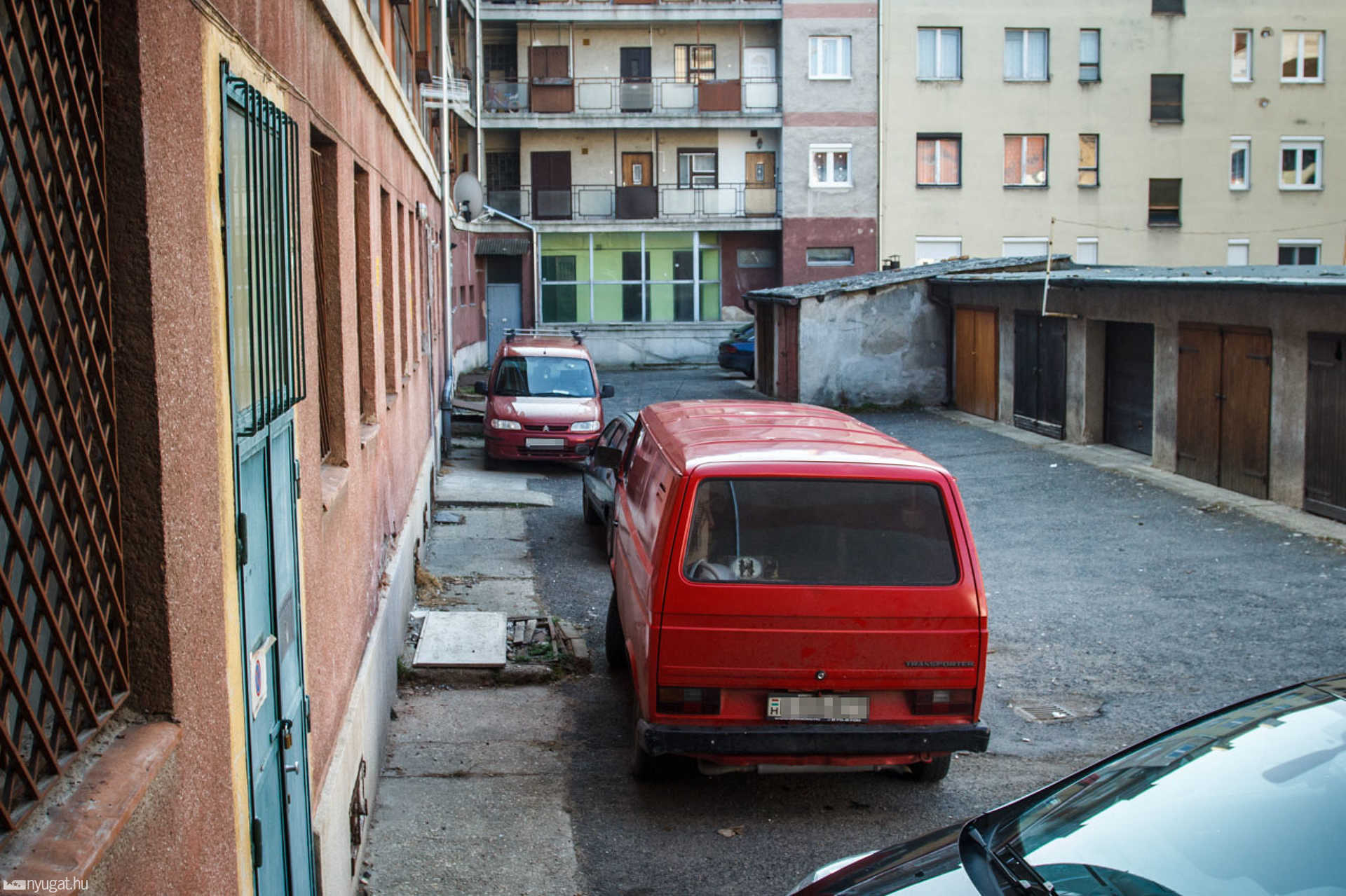 Parkoló a Petőfi u. 49. mögött