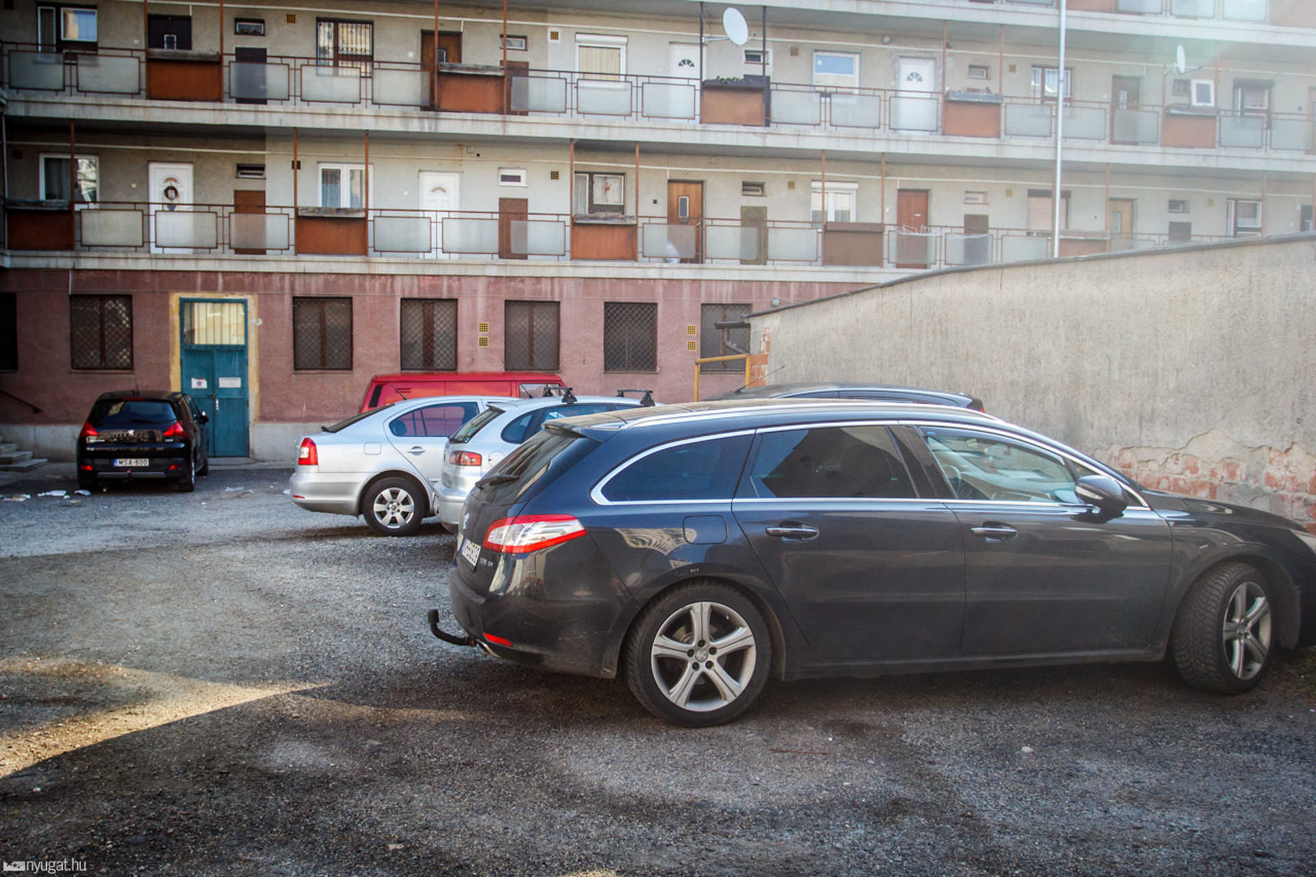 Parkoló a Petőfi u. 49. mögött
