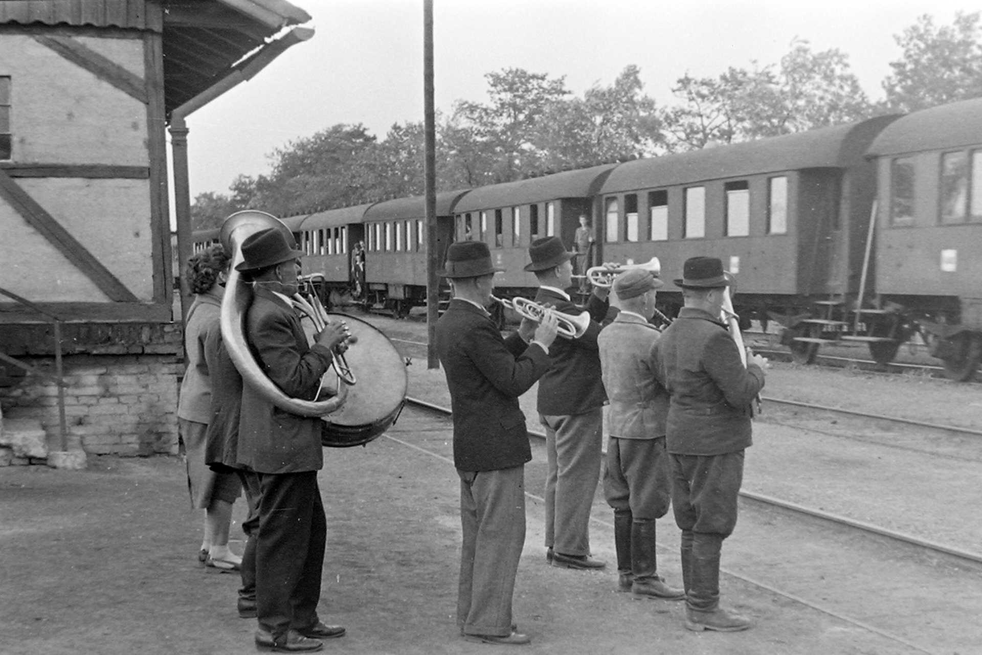 Fúvószenekar a sínek mellett, 1956.