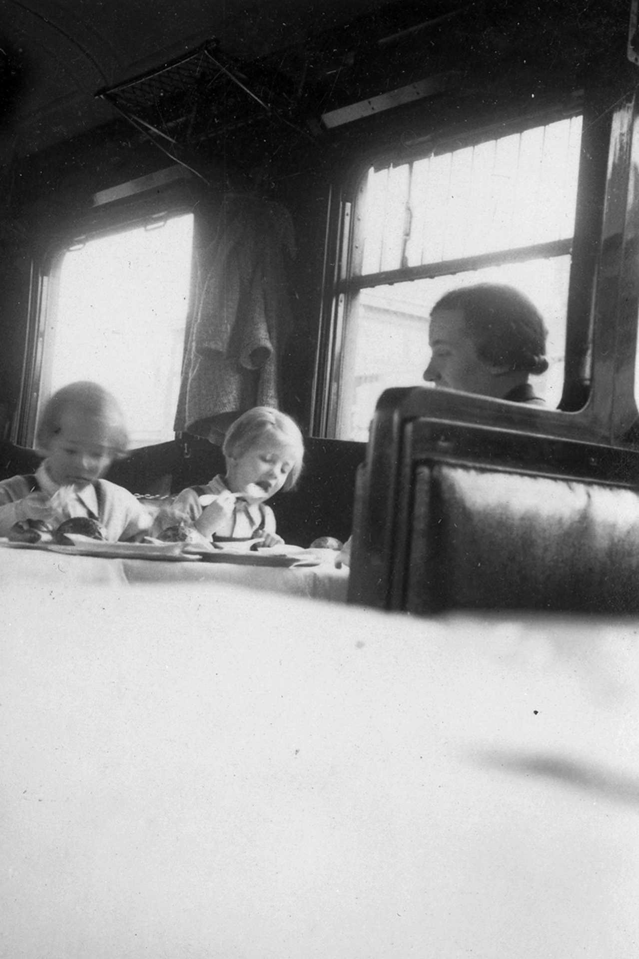 Étekzőkocsi gyerekekkel, 1933.