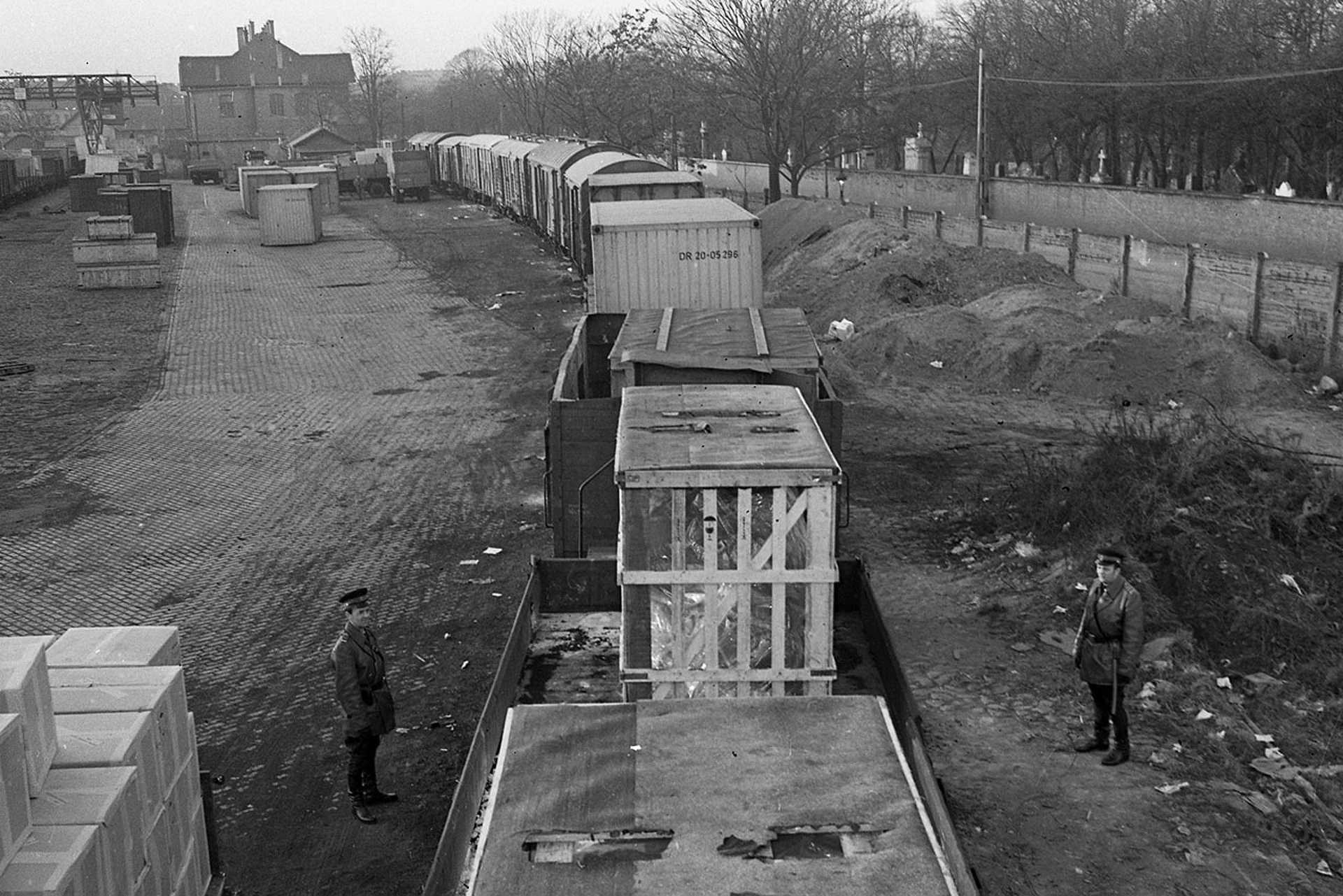 Józsefvárosi pályaudvar, jobbra a Salgótarjáni út túloldalán a Fiumei úti Nemzeti Sírkert, 1972.