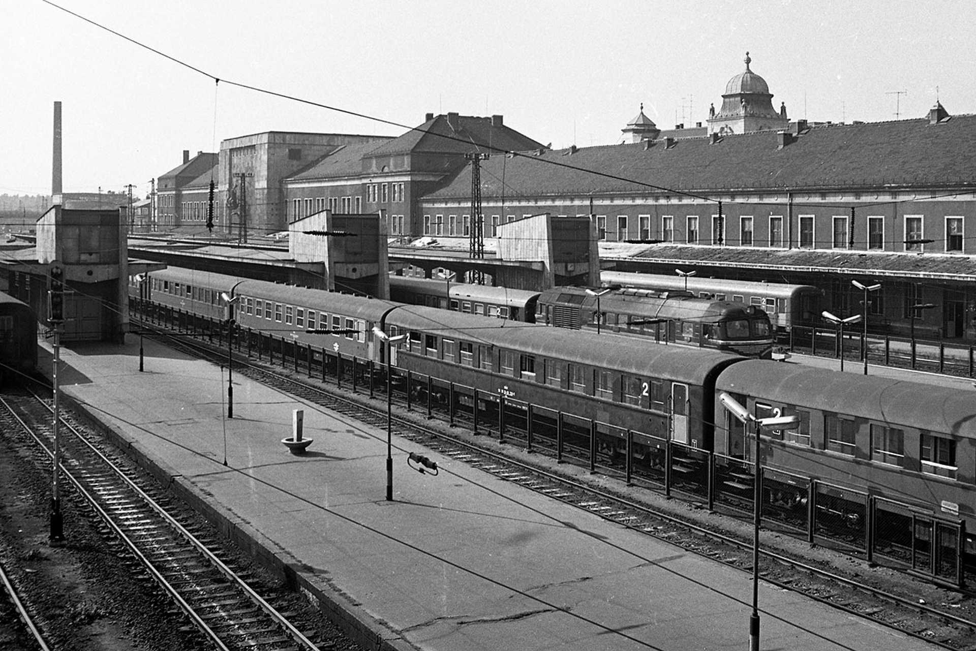 Győri vasútállomás a Baross (Lenin) hídról nézve, 1976.