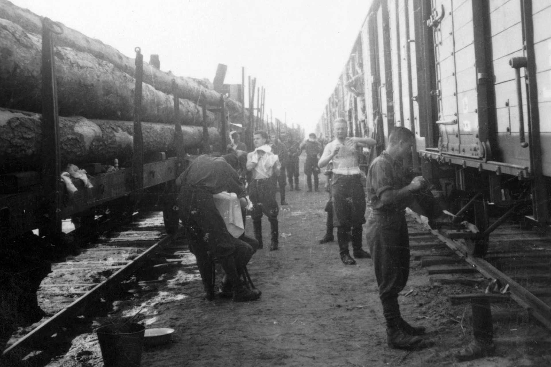 Farönkök a vonaton, 1942.